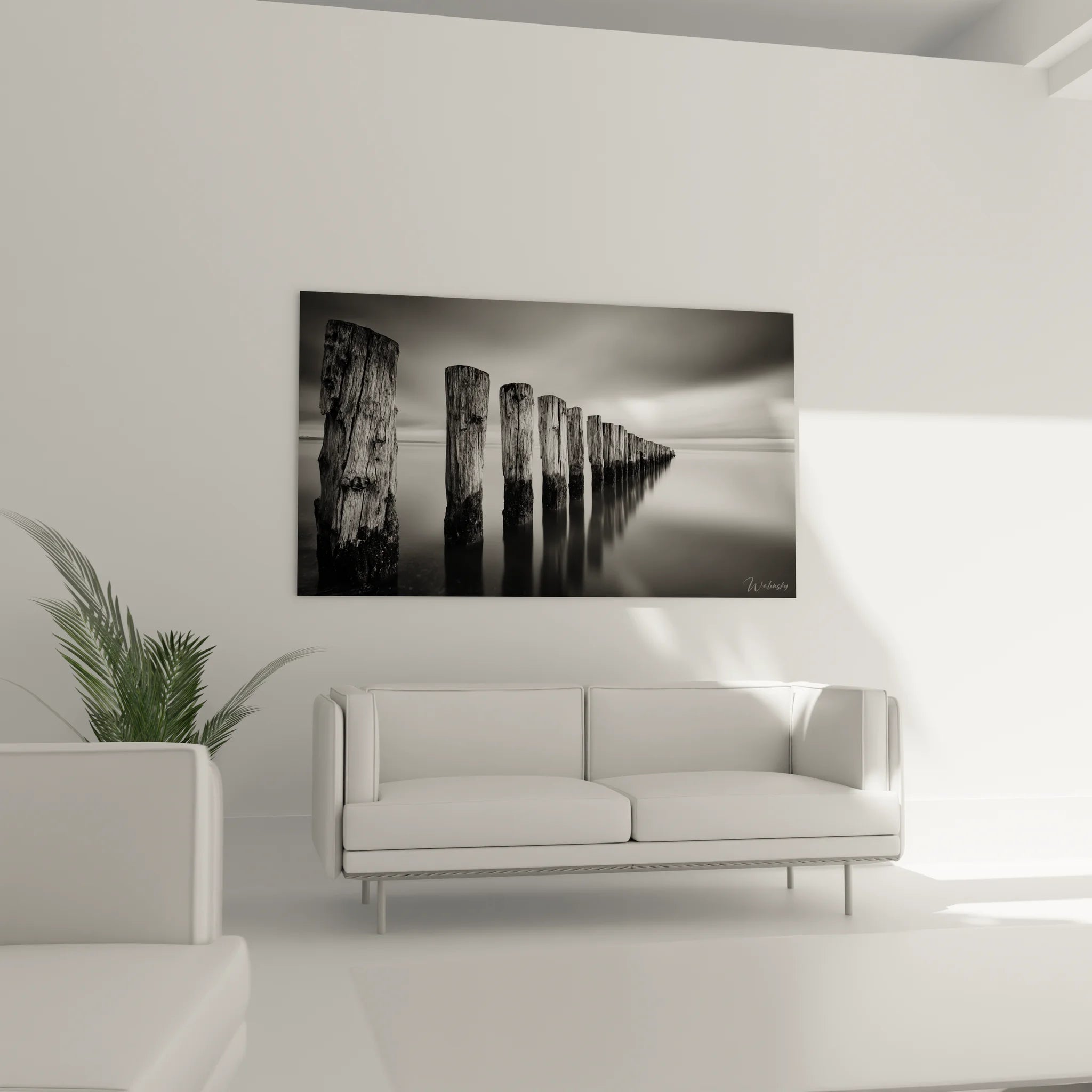 Détail du tableau montrant la texture des poteaux en bois patinés et leurs reflets dans l'eau