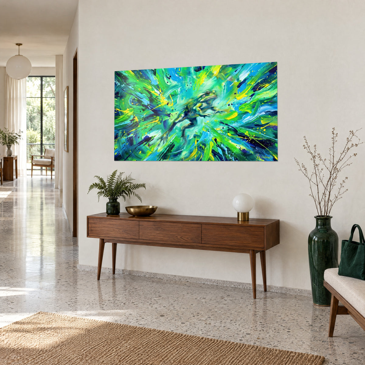 Tableau batracien expressionniste aux coups de brosse vert tilleul et bleu marine, vue de trois-quarts sur une console en bois