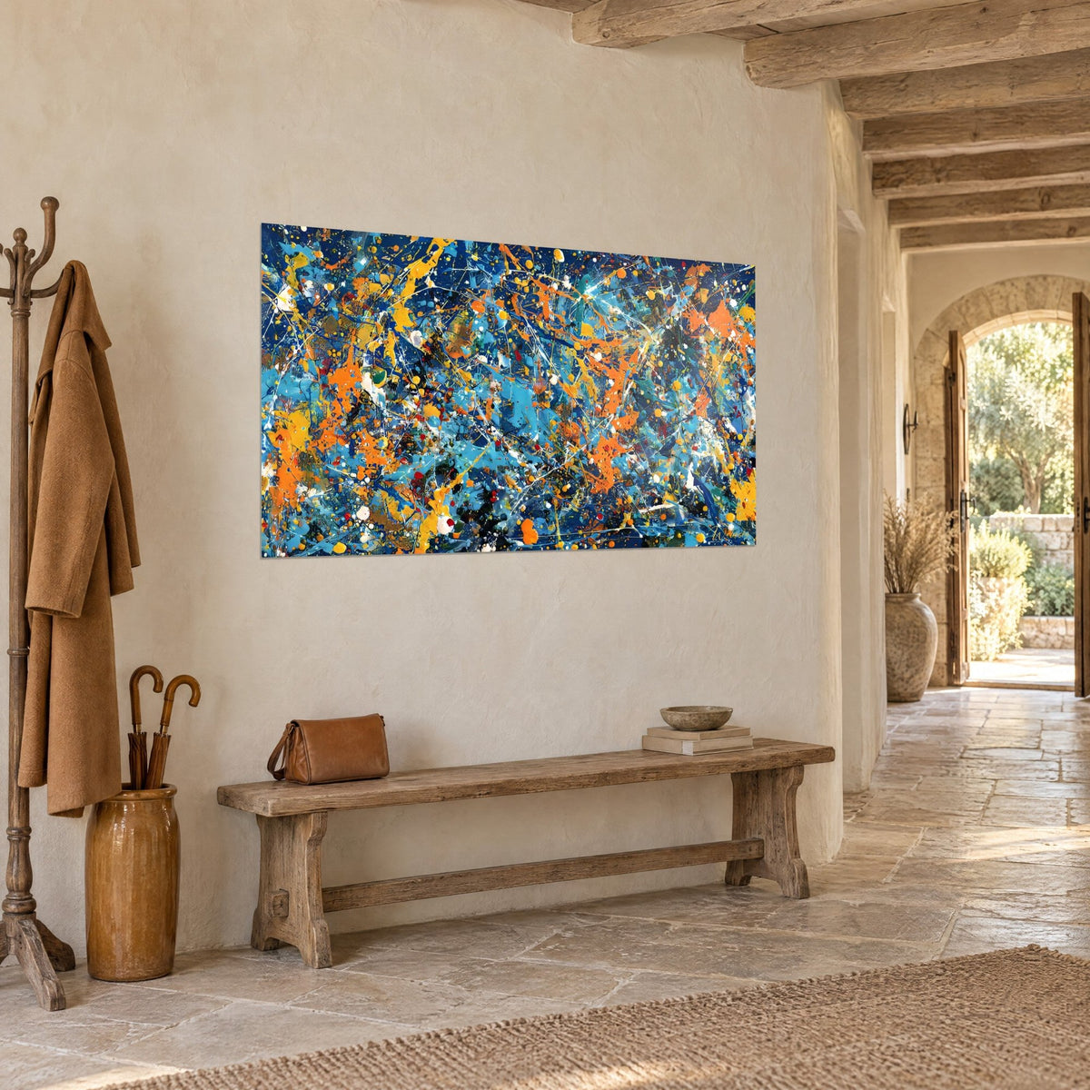 Tableau chaos créatif de gouttes jaune safran et turquoise sur fond marine, vue de trois-quarts, couloir en pierre