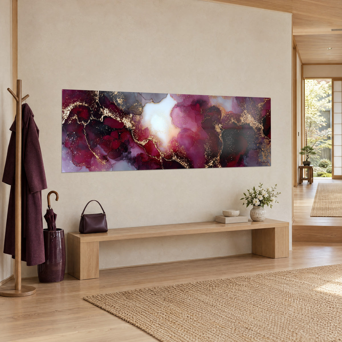 Schilderij vloeiende vormen in bordeauxrood en poederroze met gouden lijnen, driekwartzicht op een crèmekleurige muur en een houten bank