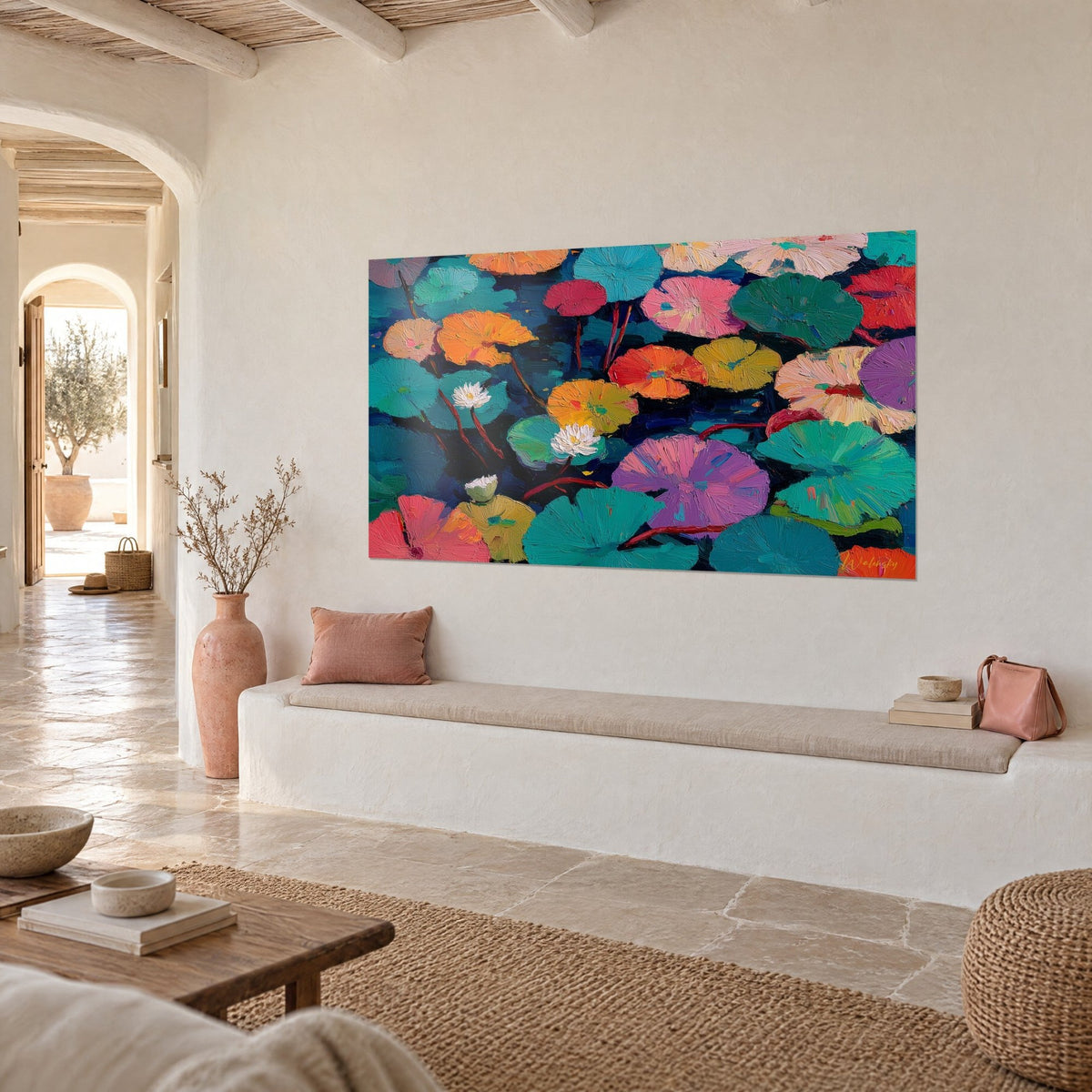 Gemälde Lotusteich mit großen rosa und grünen Blättern, weiße Blüten auf nachtblauem Wasser, weiß verputzte Wand, Sitzbank eines mediterranen Hauses