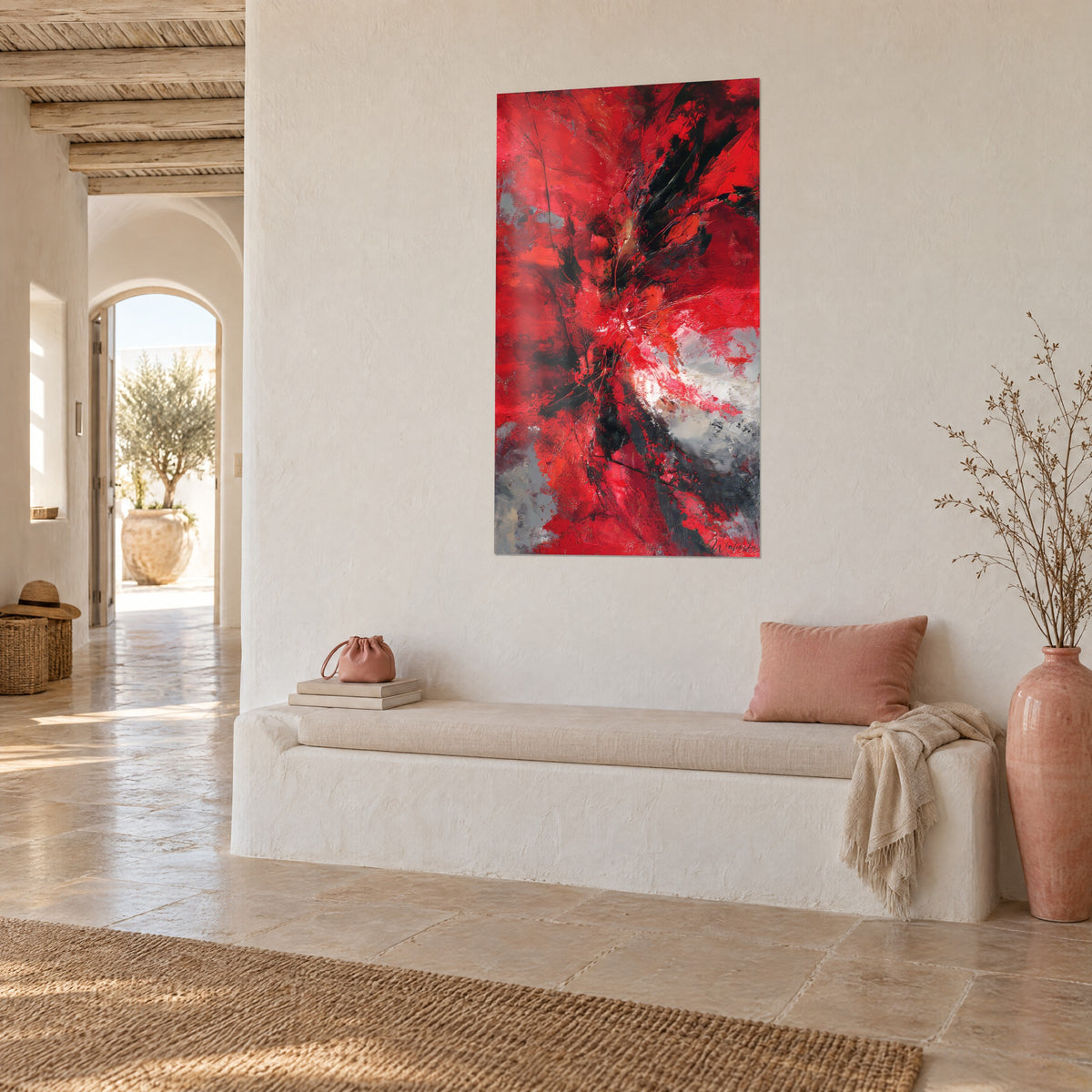 Πίνακας λαμπερή φλογερή floral έκρηξη ριγμένη με μαύρο και περλέ γκρι, κρεμασμένος σε κρεμ τοίχο, λευκός πάγκος και ροζ μαξιλάρι