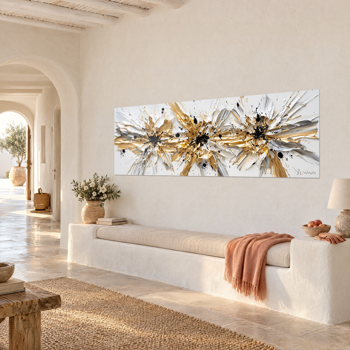 Gemälde Garben goldener Funken und perlgrauer Töne, erhabene schwarze Tintentupfer, an einer cremefarbenen Wand eines mediterranen Hauses