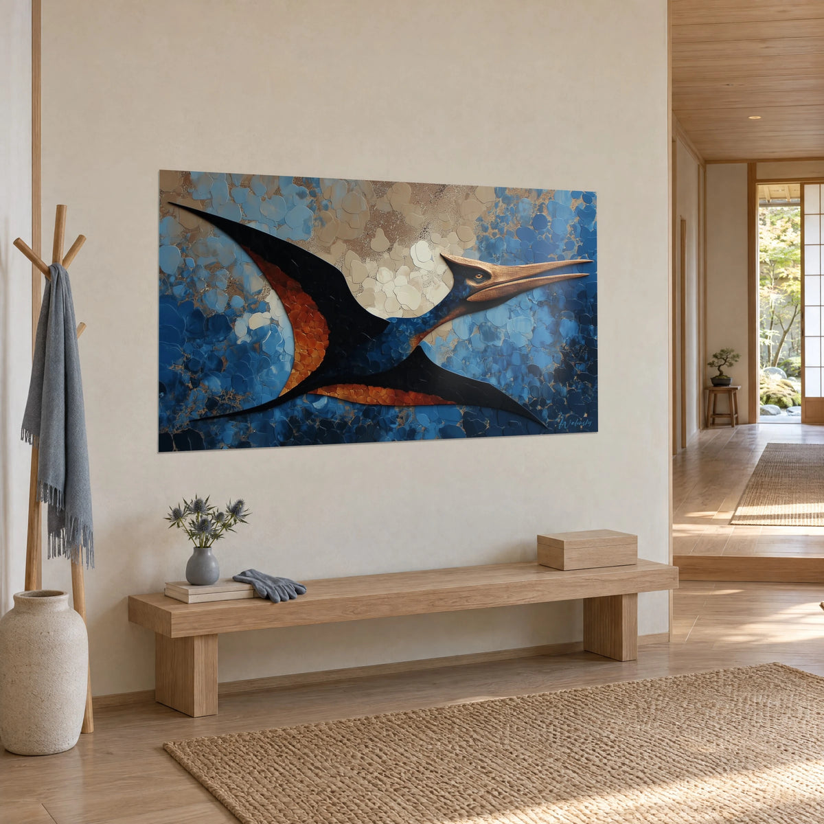Cuadro reptil volador en pleno vuelo, plumaje azul noche, flancos naranja quemado y fondo de teselas beige, vista de tres cuartos