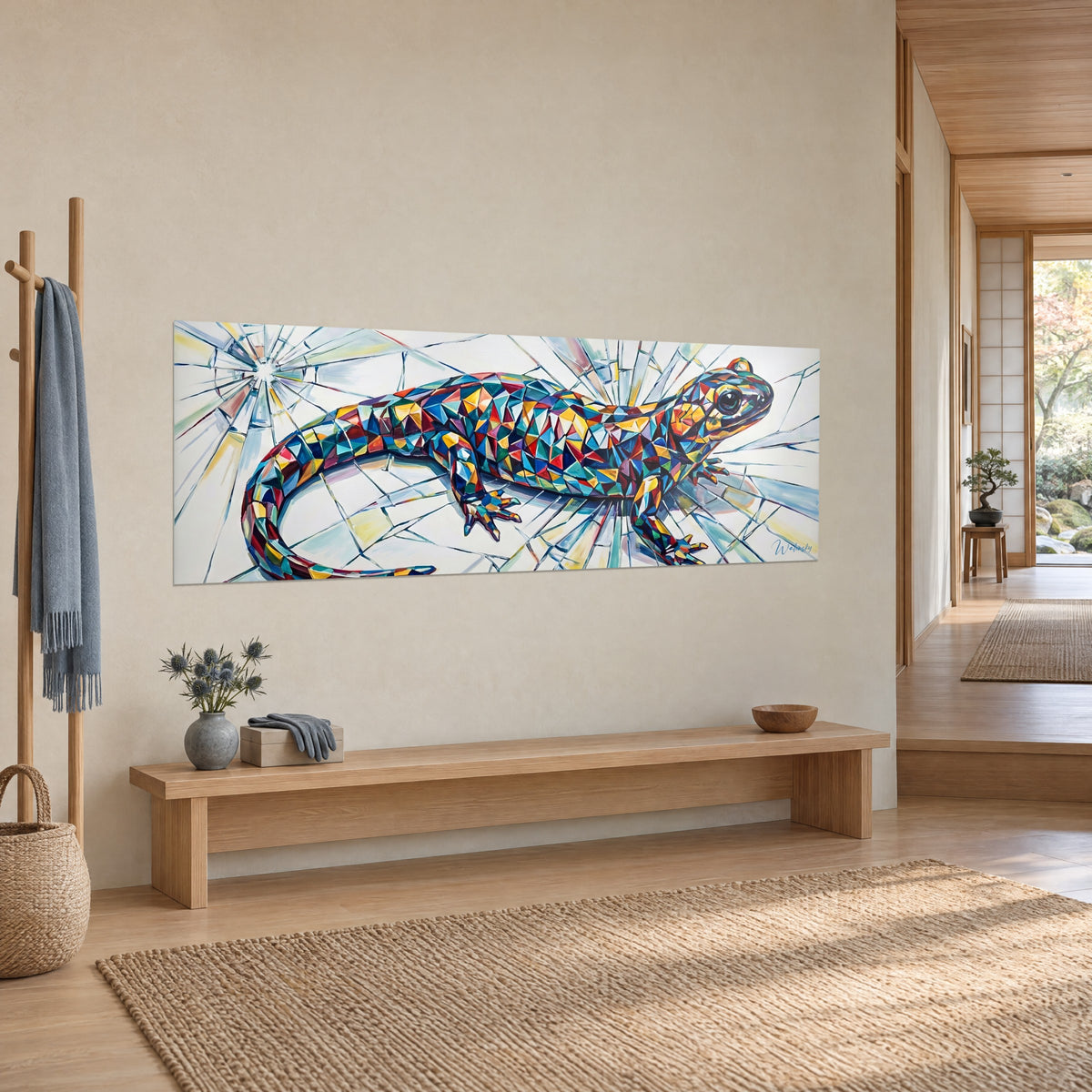 Tableau lézard en mosaïque jaune et turquoise, éclats de verre rayonnants, vu en trois-quarts dans un couloir en bois clair