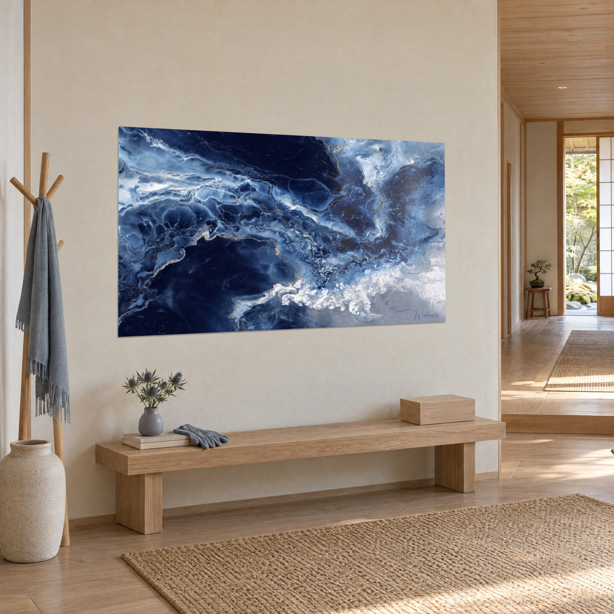 Cuadro océano místico con oleajes índigo y azul glaciar, líneas doradas sinuosas, vista de tres cuartos en un recibidor japandi