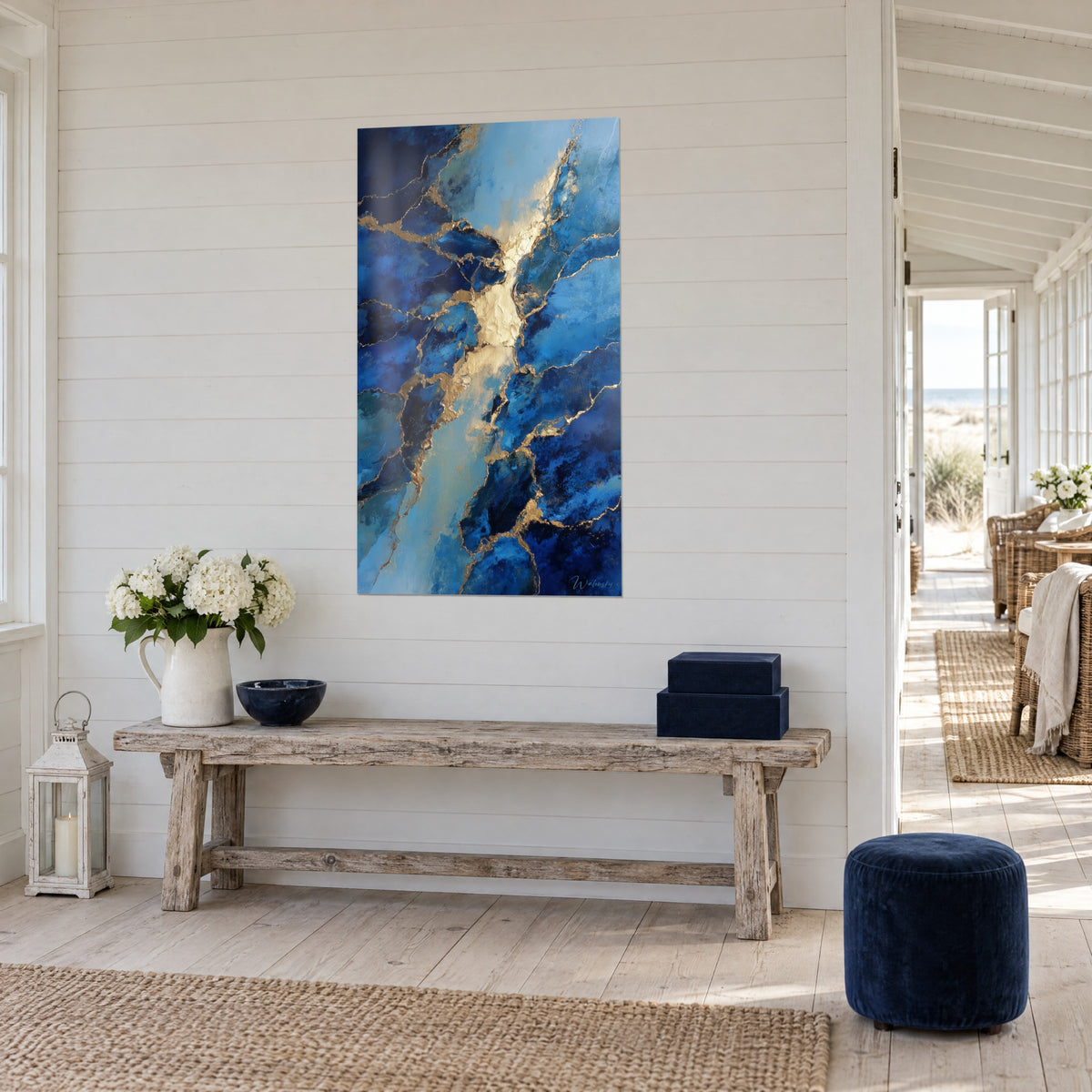 Gemälde aus azurblauen und kobaltblauen Kristallen mit goldenen Rissen, schräge Ansicht neben einer Holzbank in Blond, Haus am Meer