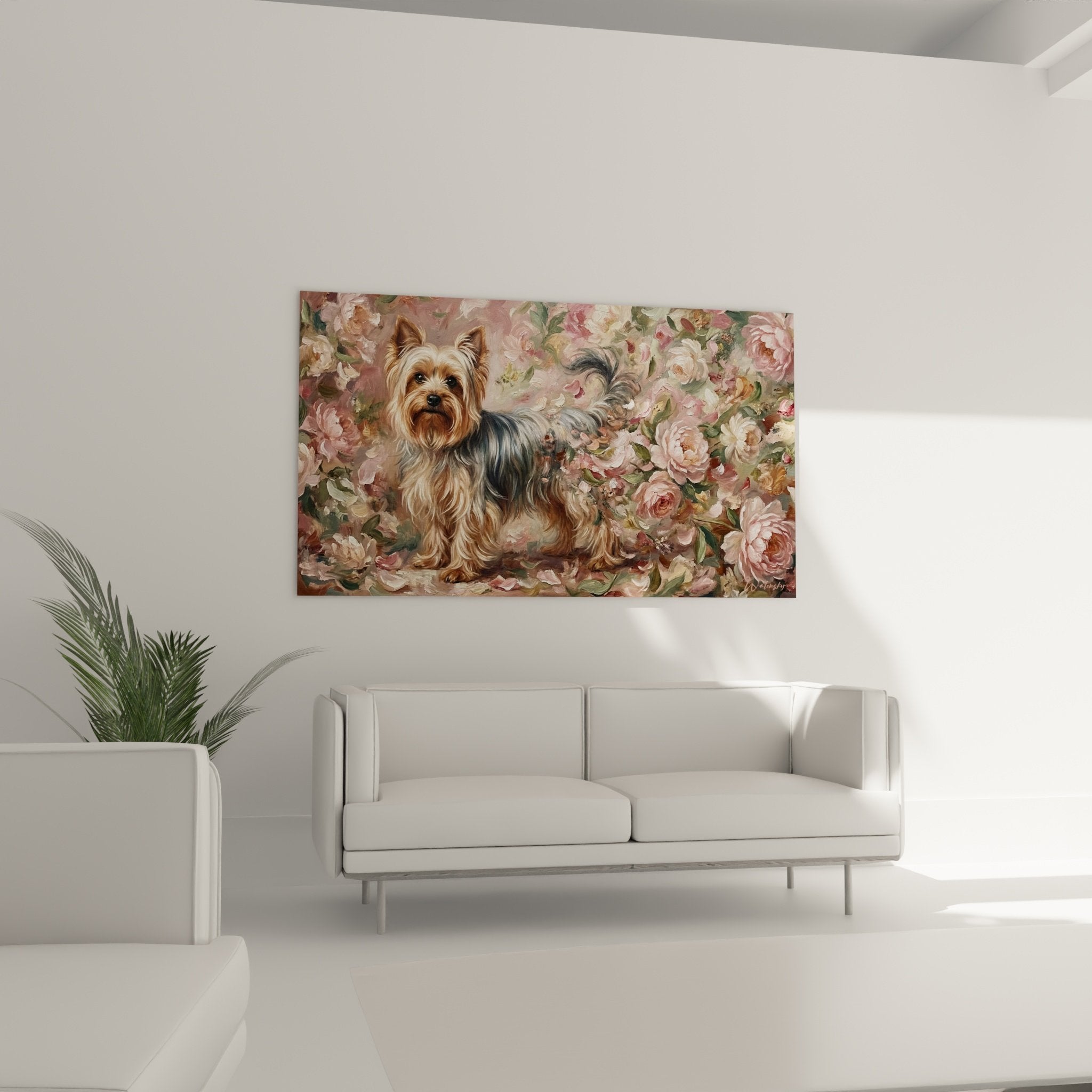 Gros plan sur Yorkshire Terrier au pelage dore et argente entoure de petales de pivoines roses pastel