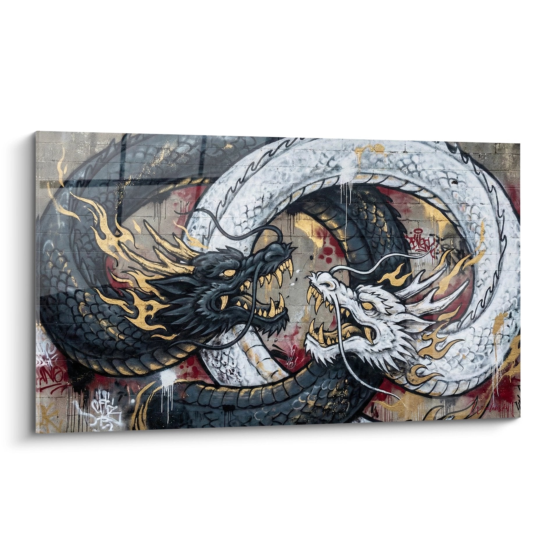 Schwarz-weiße ineinander verschlungene Drachen mit goldenen Flammen auf urbaner Mauer im symbolischen Graffiti-Art-Stil