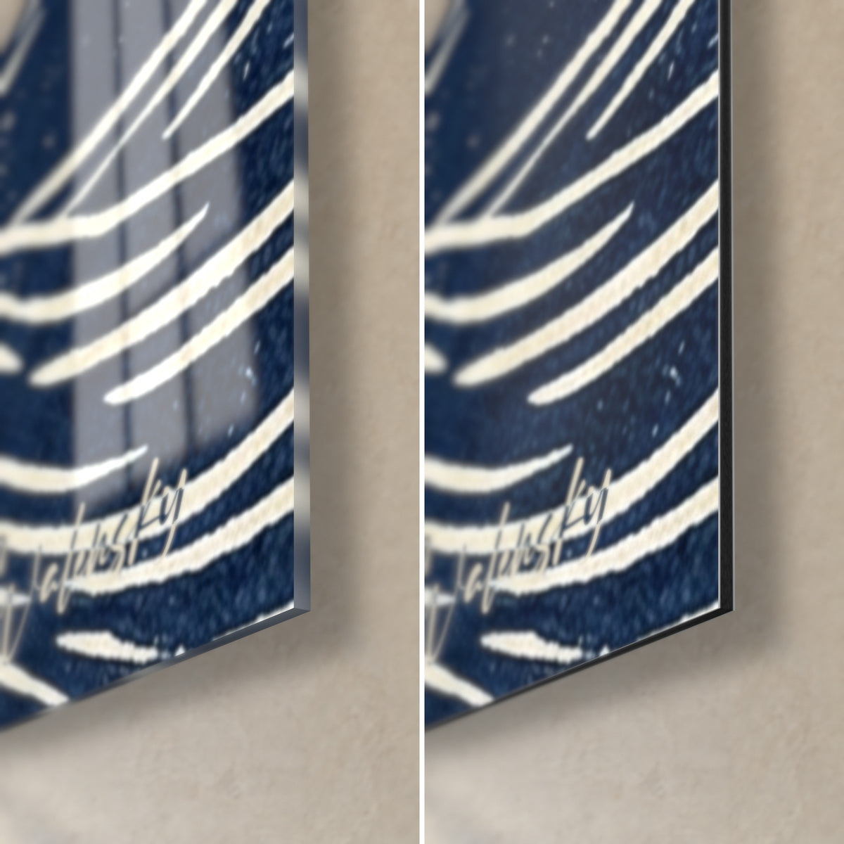 Obraz pies wyścigowy w linorycie, w prawym dolnym rogu: kremowe spirale piany na północnym błękicie, szkło z połyskiem i matowy Dibond obok siebie
