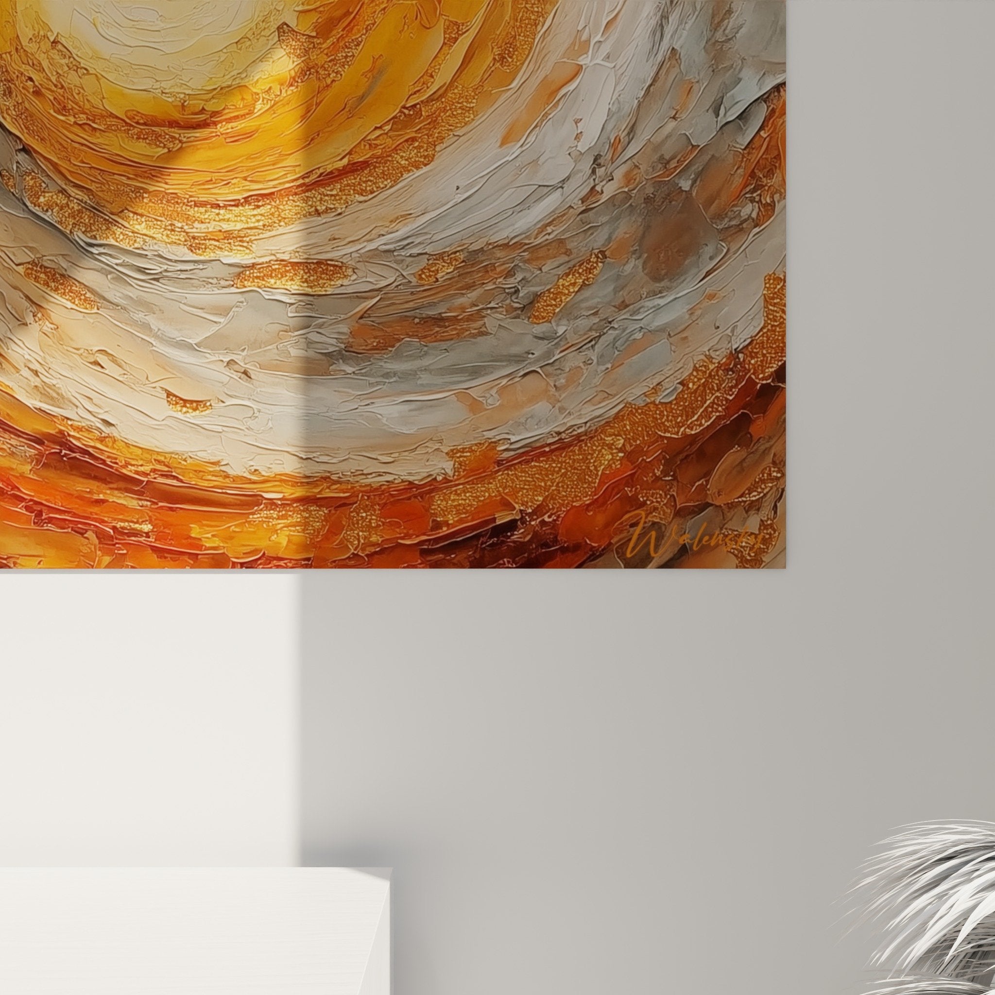 Vue ensemble tableau spirale feu orangé doré dans salon contemporain décoration feng shui sud