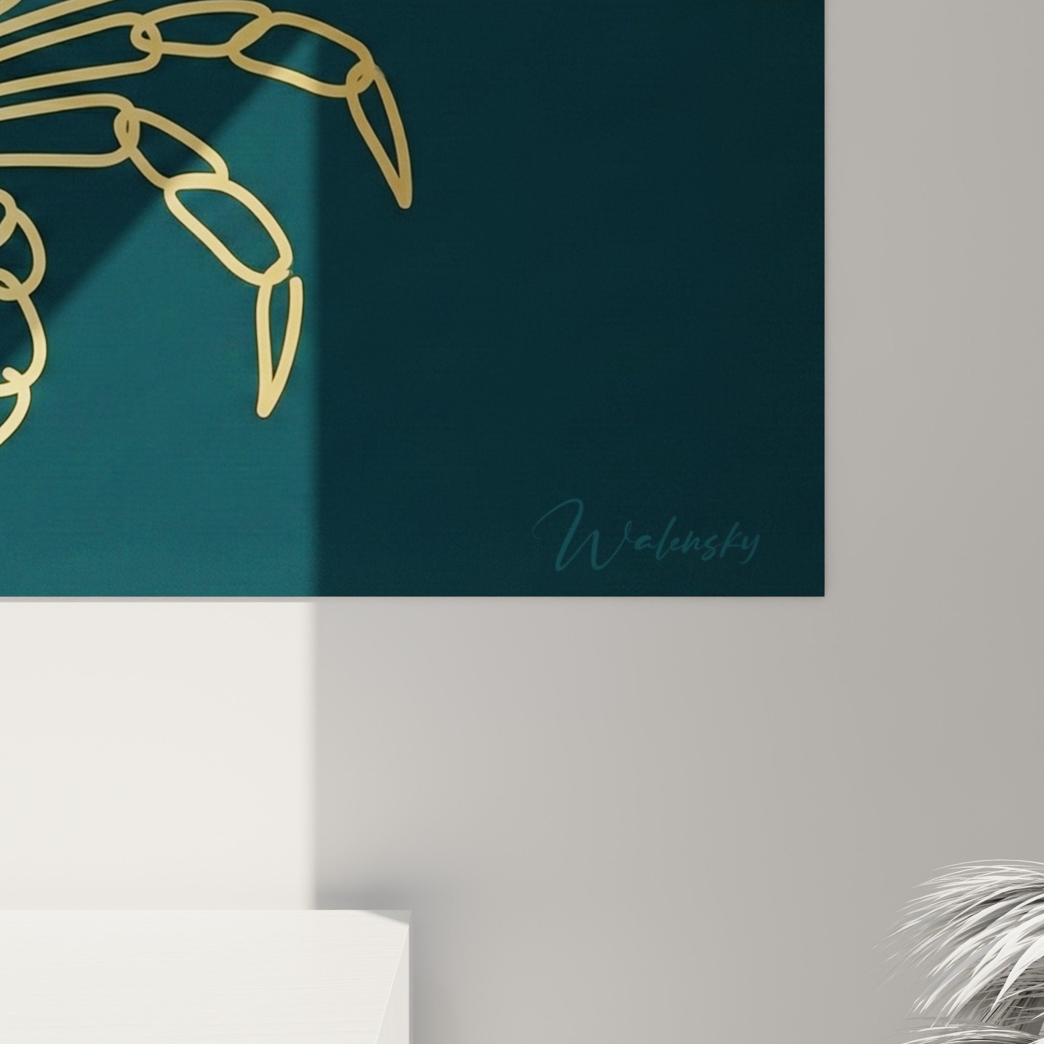 Übersicht lineares goldenes Krabben-Gemälde auf blauem Hintergrund in modernem Interieur marine Wanddekoration