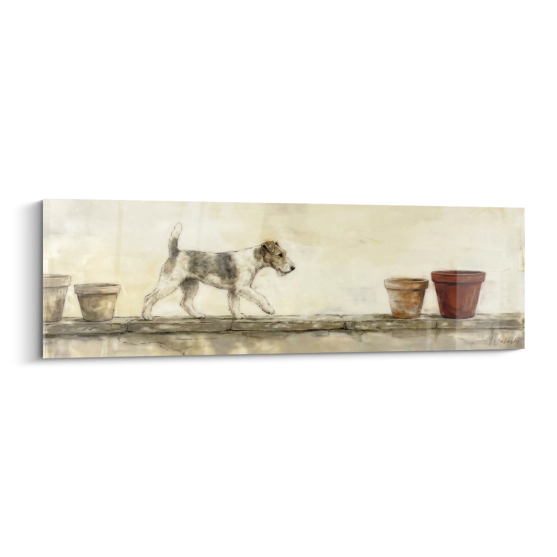 Fox Terrier chiot tacheté marchant entre pots terre cuite sur surface pavée tons beiges