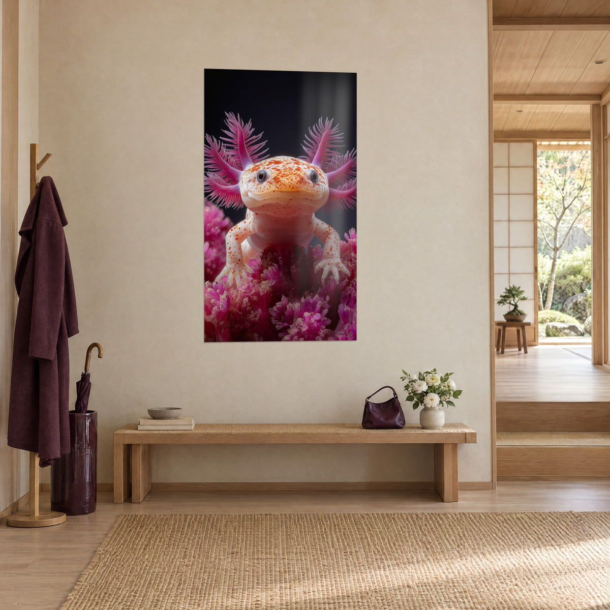 Gemälde Wassersalamander mit sanftem Lächeln, fuchsiafarbenen Kiemen und schwarzem Hintergrund, im Eingang im japandi-Stil mit hellem Holz aufgehängt