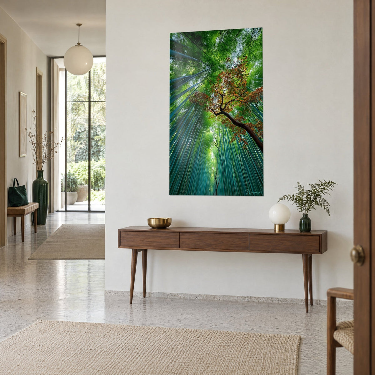 Quadro baldacchino di toni smeraldo e turchese, ramo d'acero ramato in diagonale, su una parete beige sopra una consolle in legno