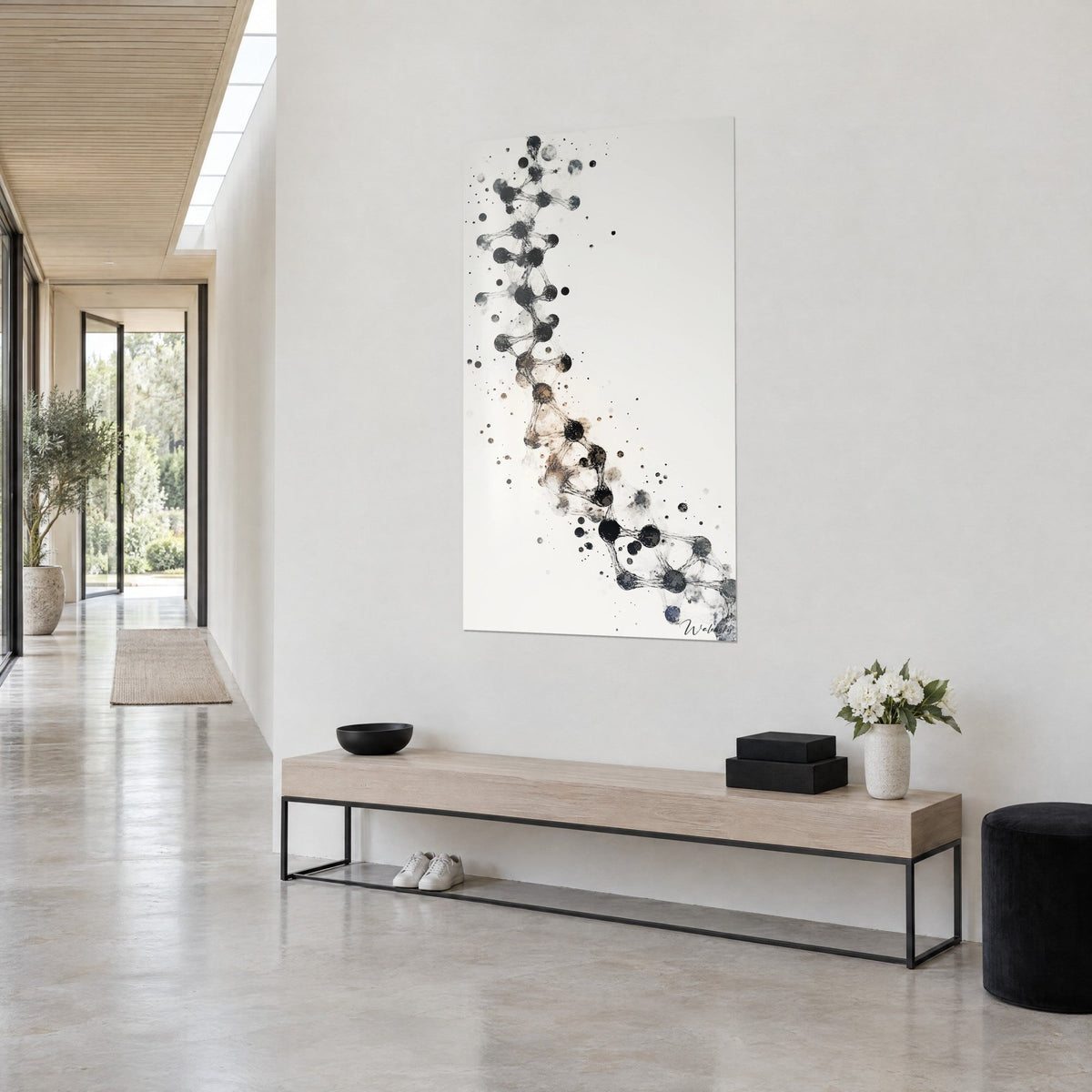 Tableau double spirale moléculaire noir et ocre sablé, nœuds sombres et gouttelettes dispersées, mur gris, banc en bois clair