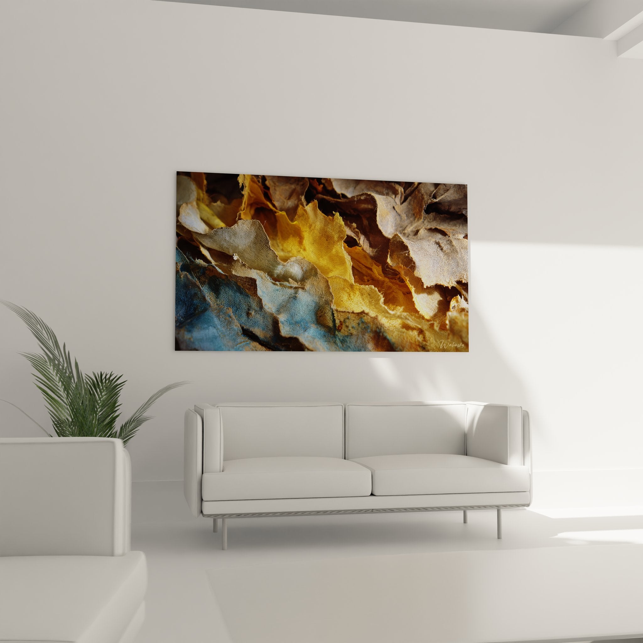 Gros plan sur fragments textiles dorés déchirés révélant les détails de texture du collage