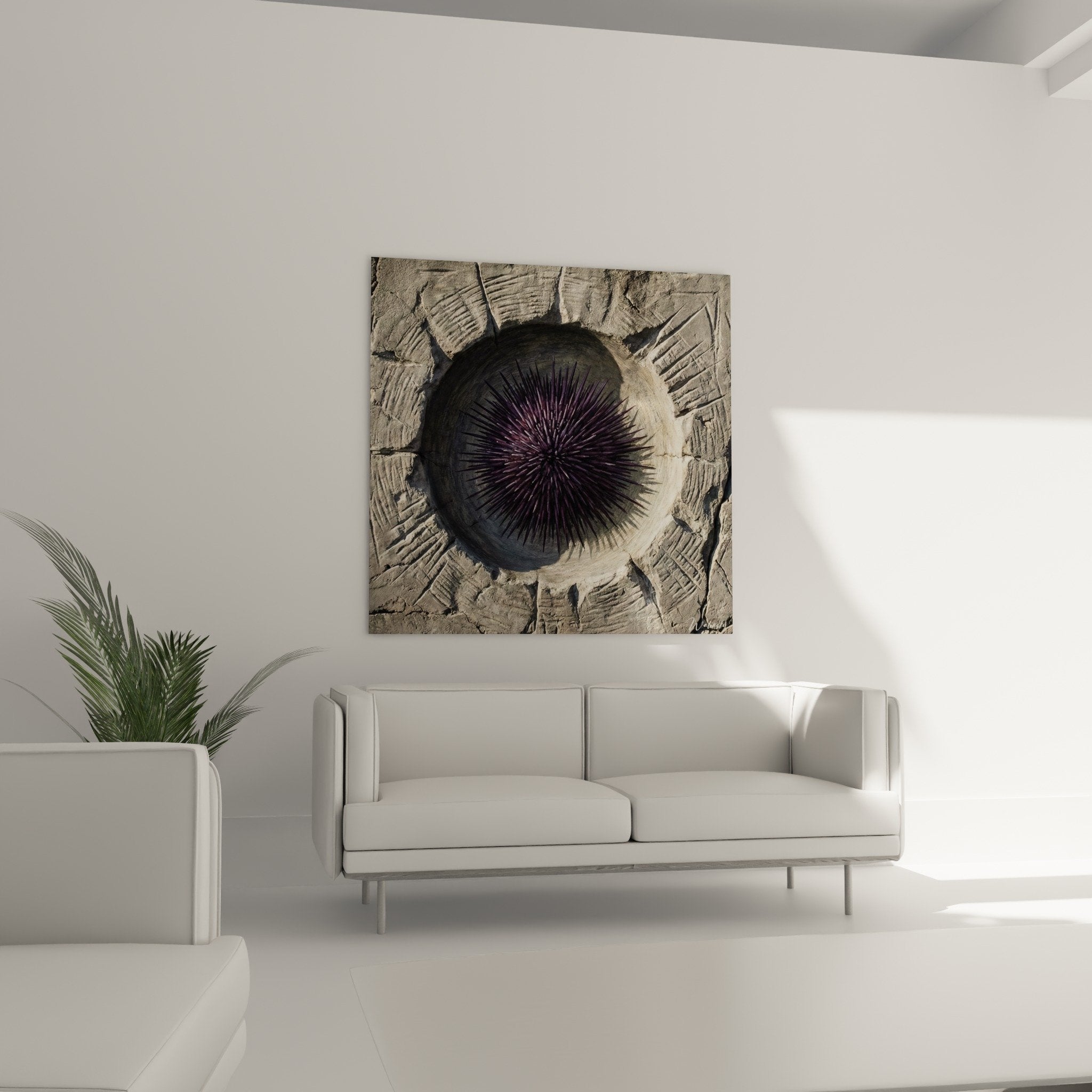 Nahaufnahme violetter Seeigel mit detaillierten Stacheln Beige-Steintextur natürliche Fossilisierung paläontologische Wandkunst