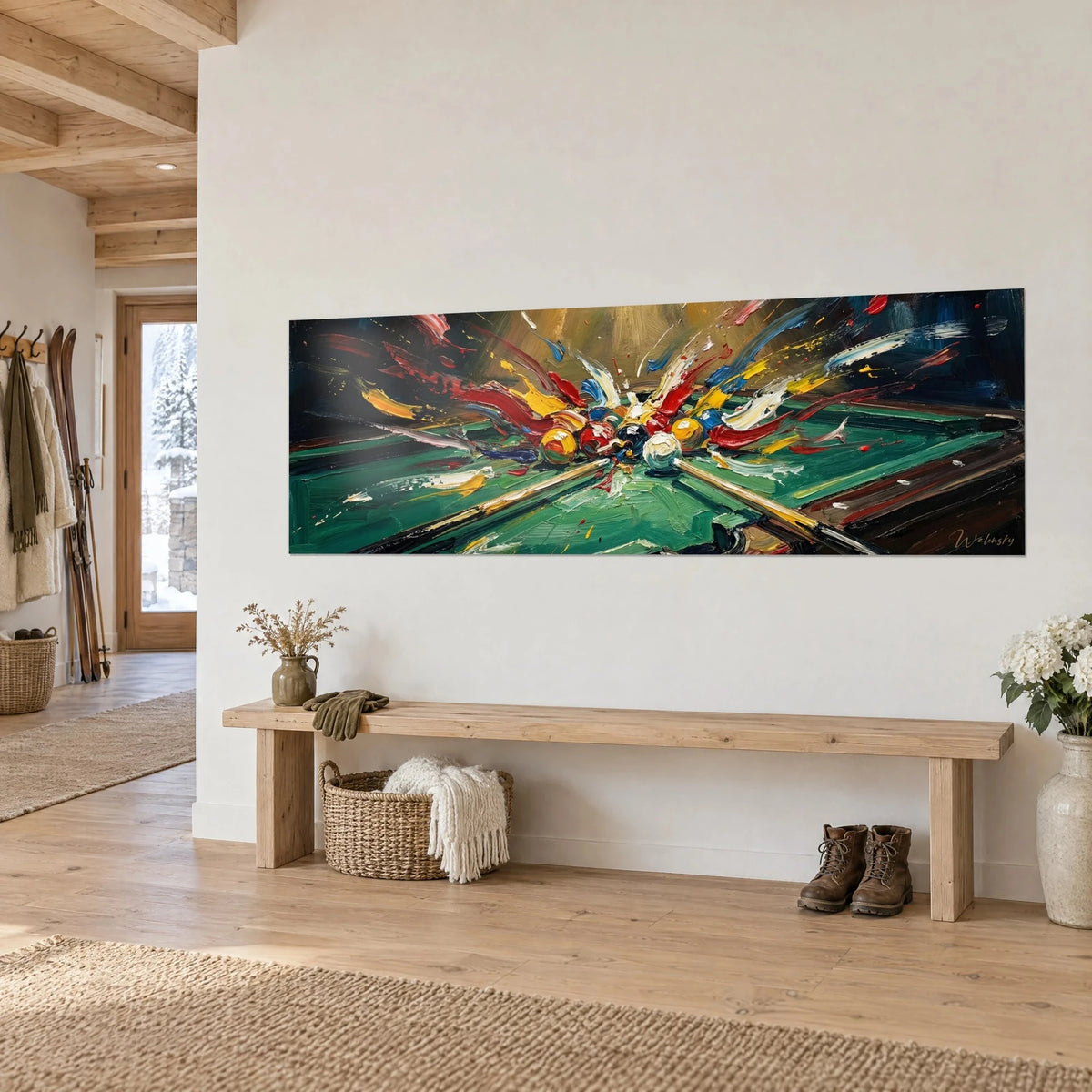 Tableau impact de la blanche sur un triangle de boules, coulures rouges et jaunes sur feutrine verte, mur blanc d'un chalet