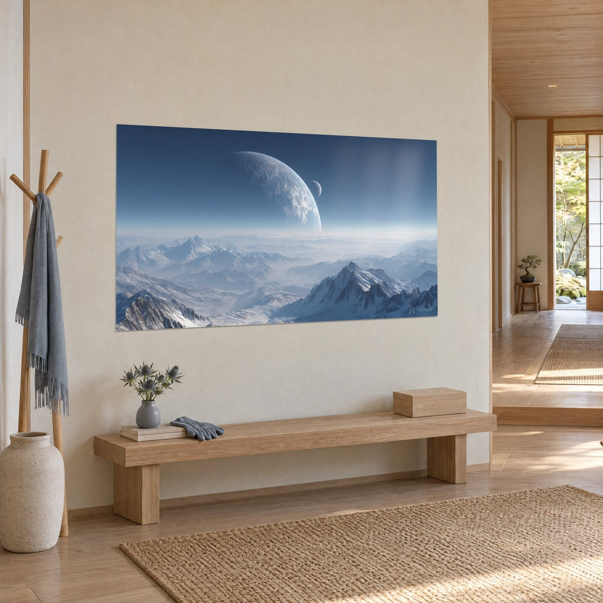 Tableau monde extraterrestre en ciel indigo, brume blanche et crêtes glacées, vue de trois quarts sur un mur crème japandi