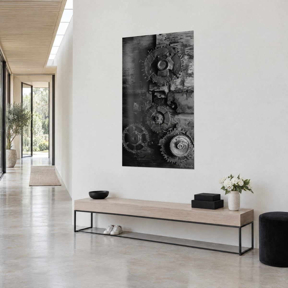 Quadro meccanismo d'orologeria antico, quattro ruote dentate antracite e grigio perla su assi consumate, corridoio chiaro con panca in legno