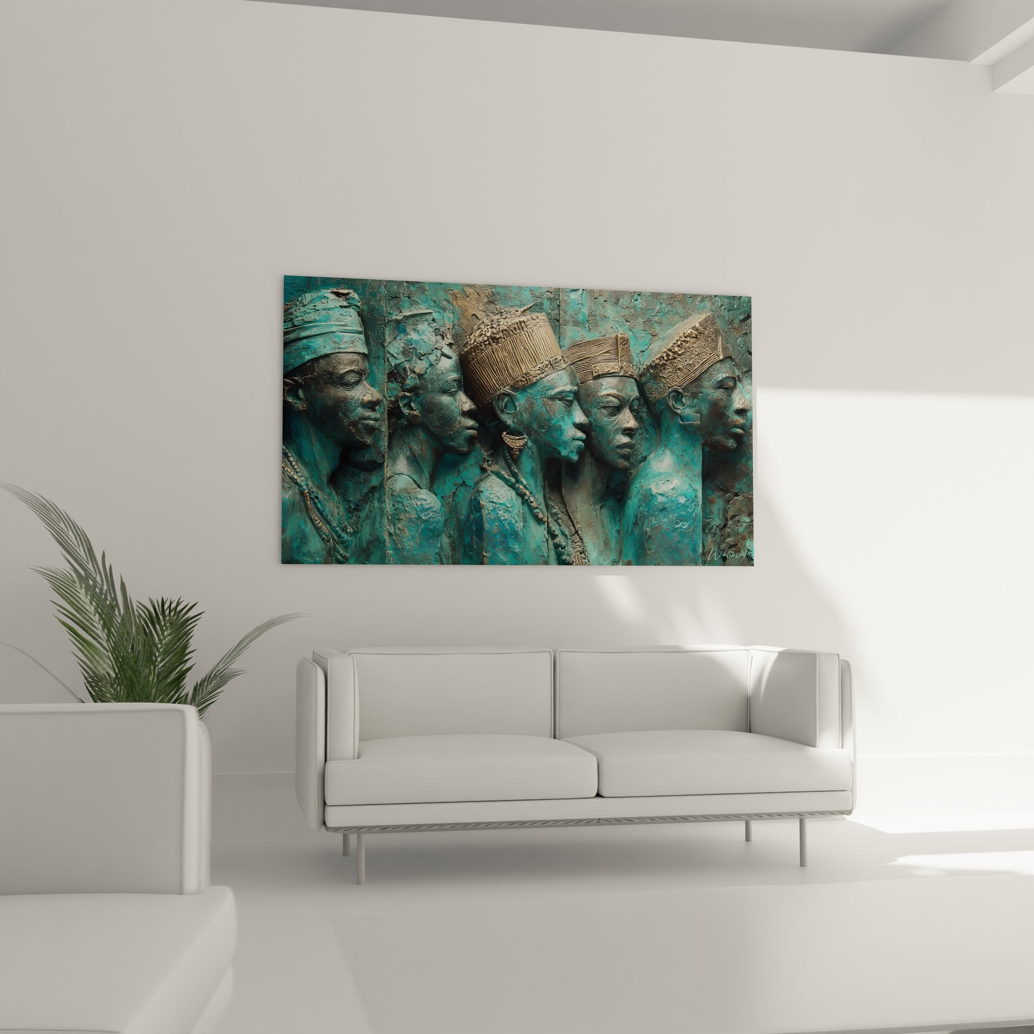 Gros plan détaillé des sculptures africaines traditionnelles avec coiffes ornementées et visages expressifs