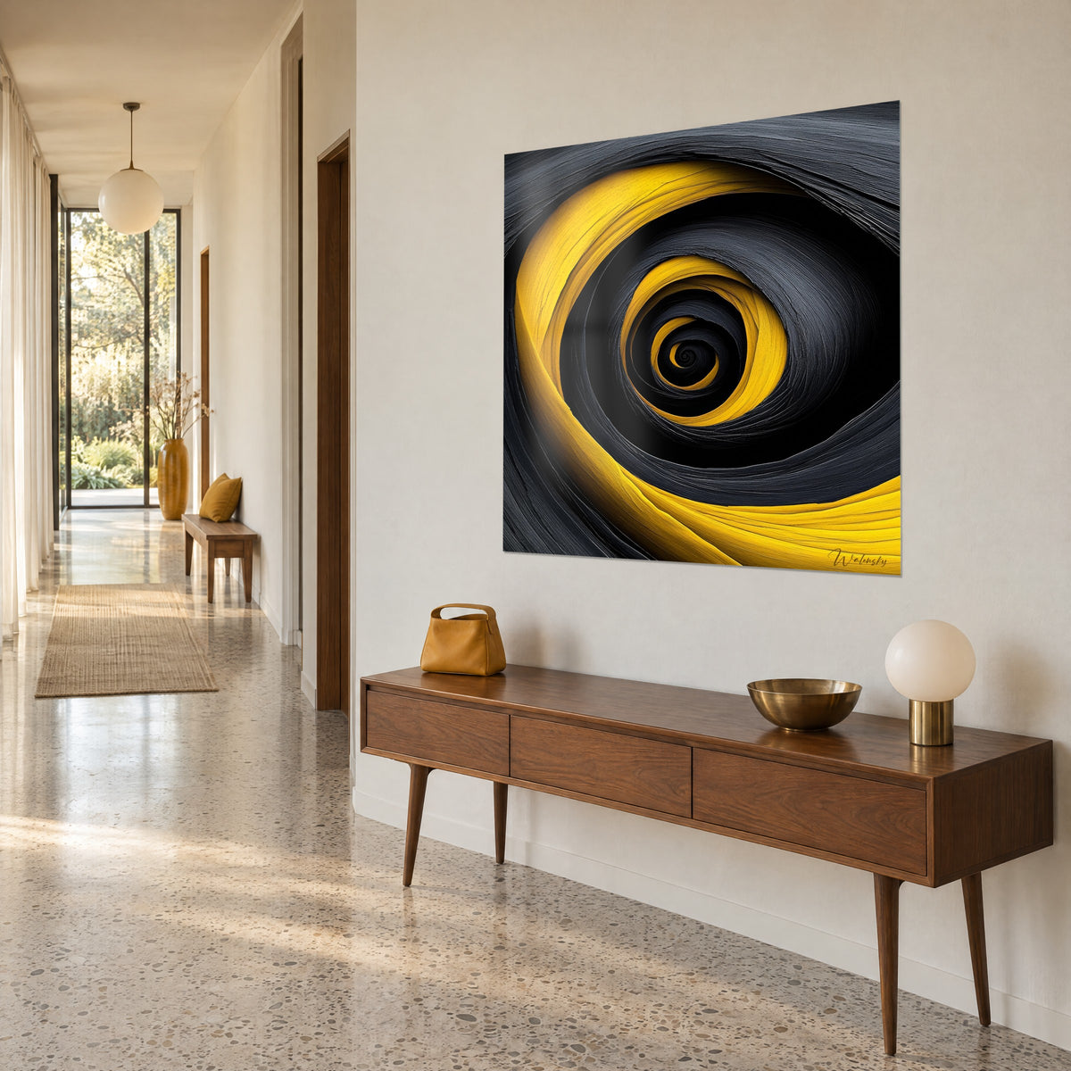 Cuadro con espiral abstracta en remolino mostaza y antracita, vista de tres cuartos de una consola de madera en un pasillo luminoso