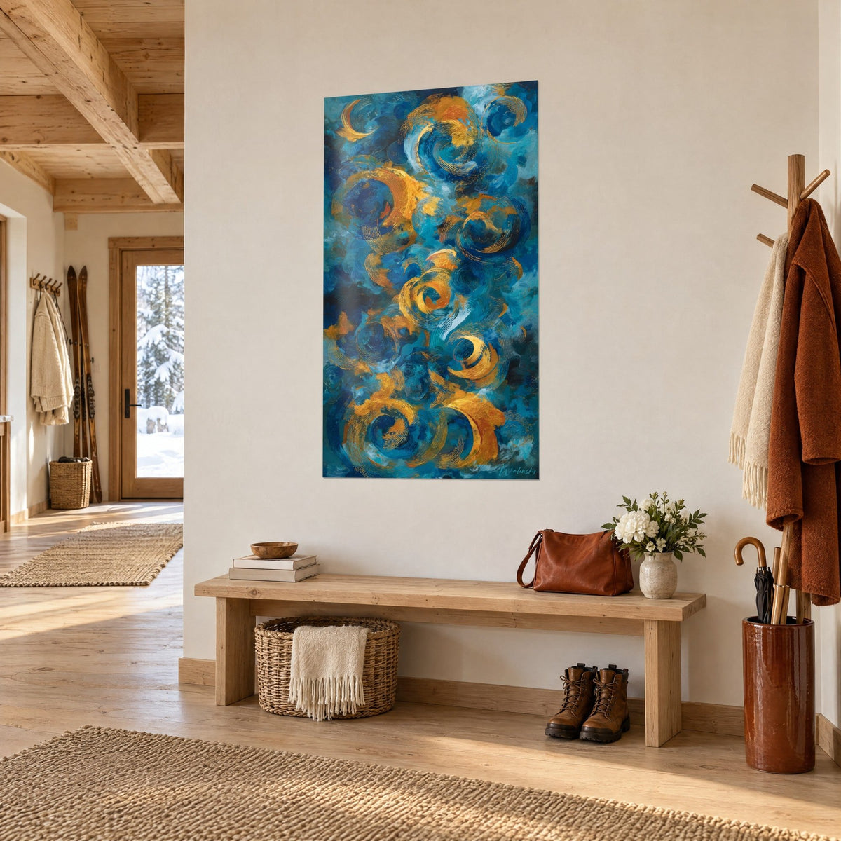 Tableau croissants d'or lumineux dans des remous turquoise, vue de trois-quarts, mur blanc d'une entrée de chalet boisée