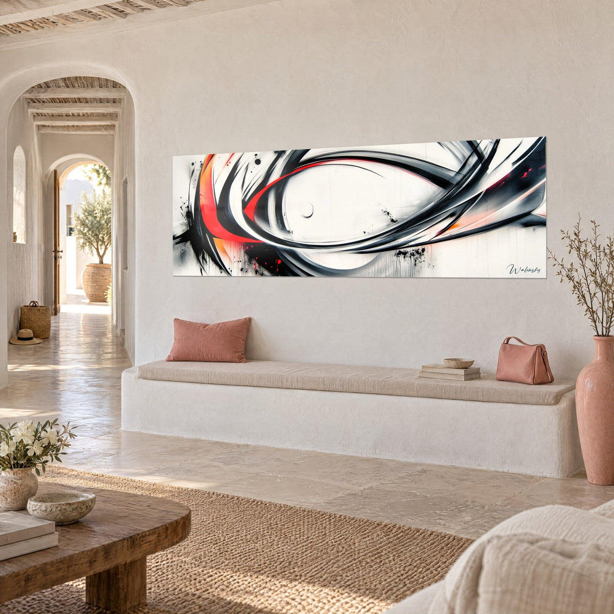 Tableau spirale gestuelle aux arcs charbon et rouge carmin, éclaboussures noires, sur mur blanc d'une maison méditerranéenne