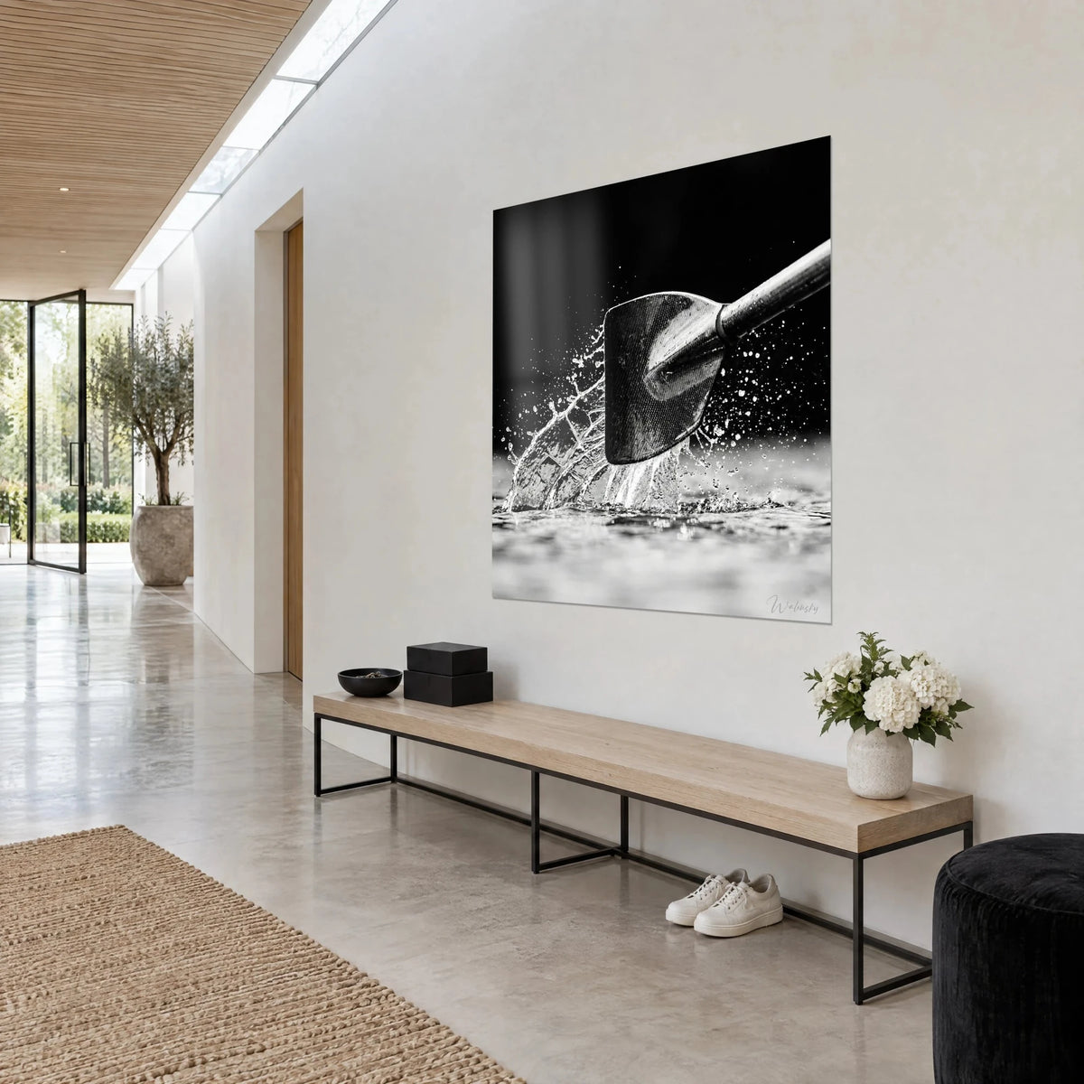 Tableau rame d'aviron plongeant dans l'onde, gouttelettes blanches et noir profond, accroché au mur d'un couloir clair