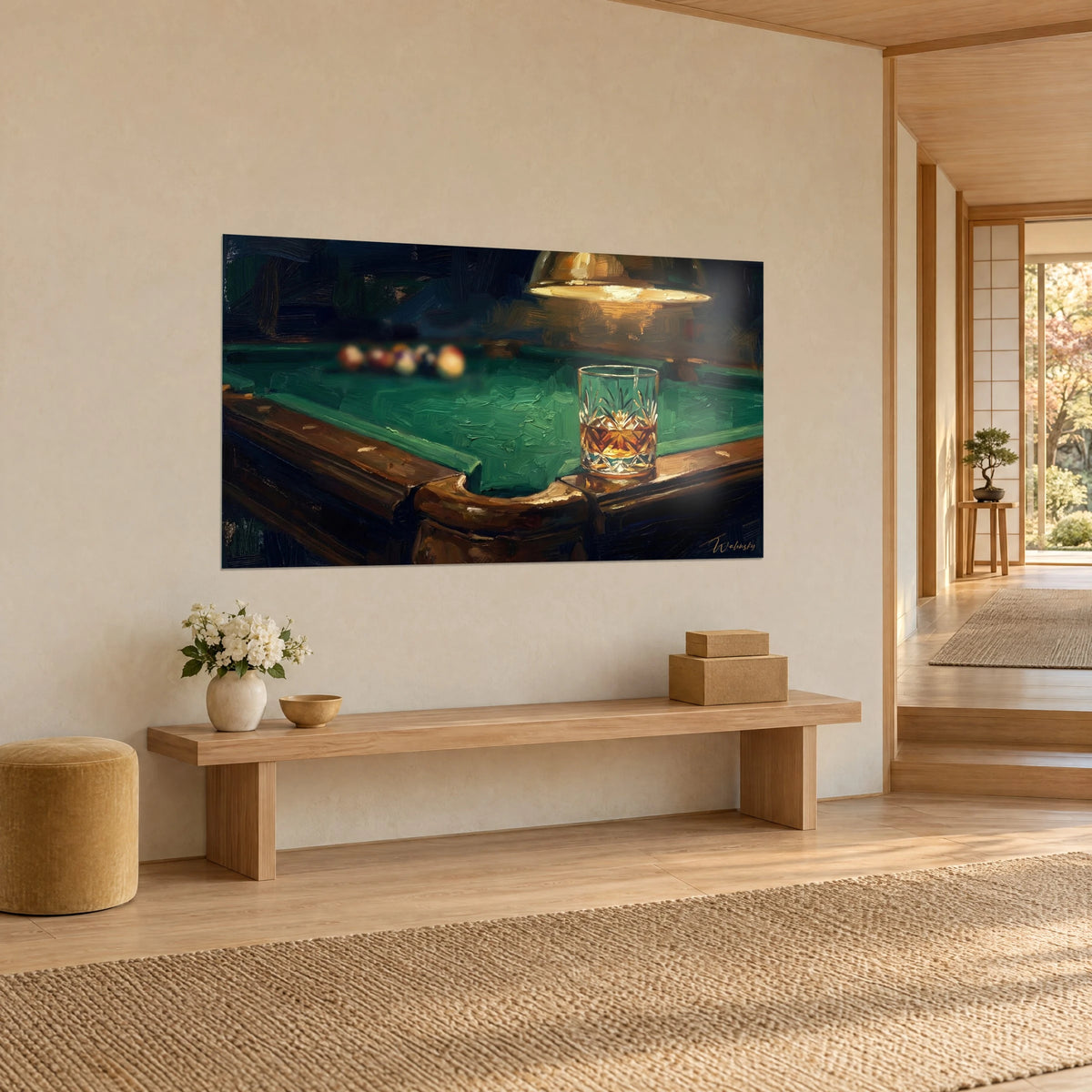 Cuadro Billar nocturno con reflejos esmeralda y dorados, madera oscura en la esquina, vista de tres cuartos junto a un banco de madera clara