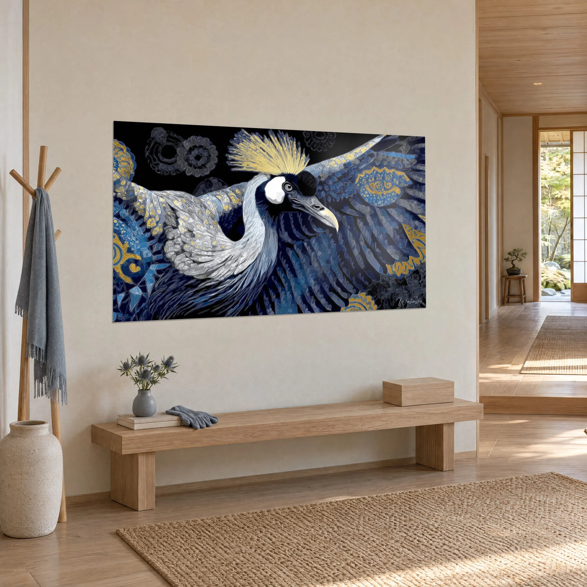 Schilderij koninklijke vogel in volle vlucht, parelgrijs en marineblauw verenkleed, gouden motieven, opgehangen in een japandi-gang