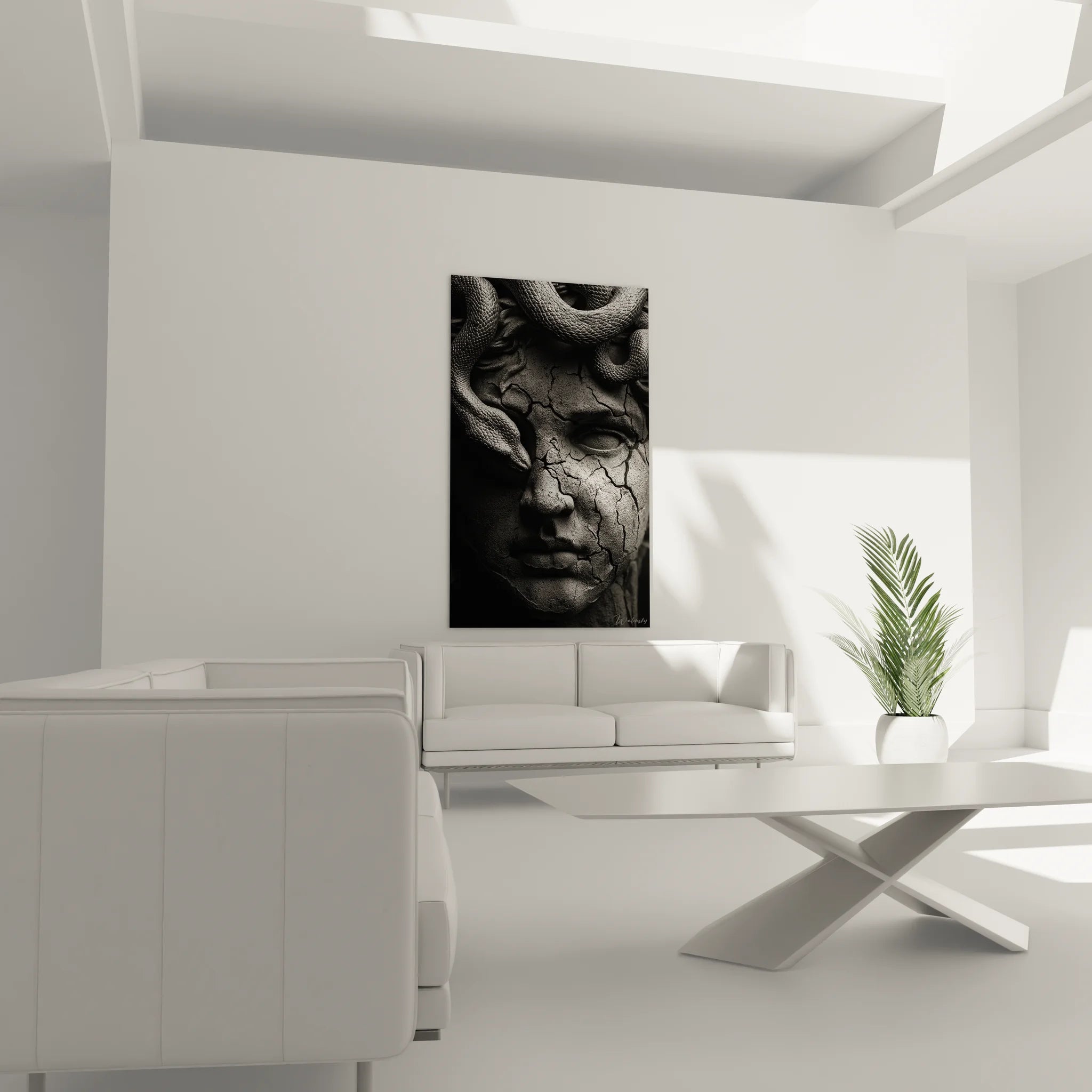 Gros plan sur les détails du tableau Méduse, serpents sculptés et texture craquelée en noir et blanc