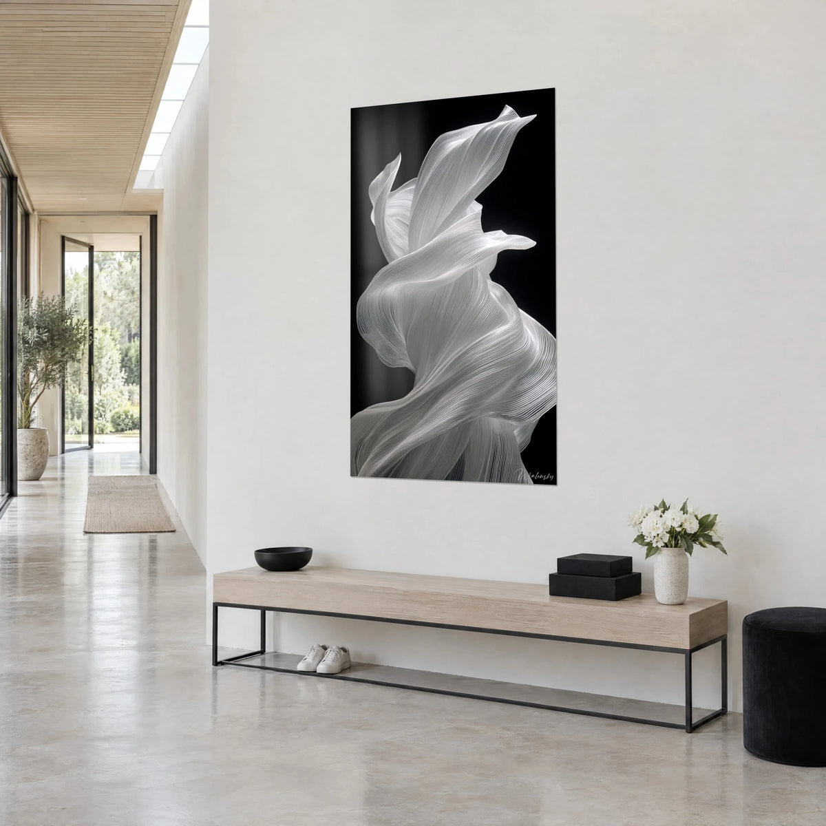 Tableau drapé plissé gris perle et noir profond, fines stries argentées, mur blanc d'un couloir vitré, console en bois clair