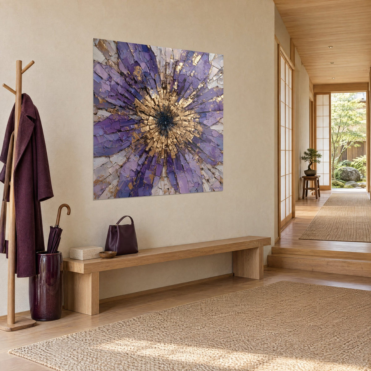 Schilderij van een radiale explosie in lavendel en goud met reliëf, driekwartaanzicht, houten bank in lichte tint en pruimkleurige jas in de hal
