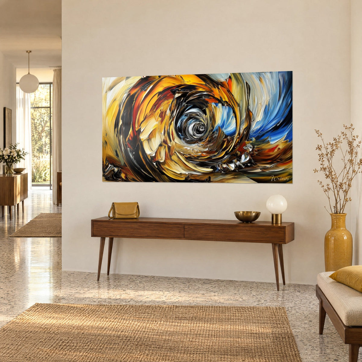 Tableau vortex de peinture à l'huile jaune safran et bleu outremer, coups de couteau en volutes, sur un mur beige près d'une console en bois