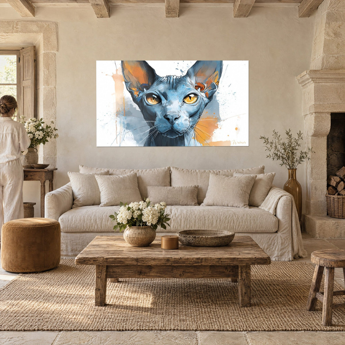 Tableau chat sphynx aux yeux ambre et pelage gris-bleu, éclaboussures orange, au-dessus d'un canapé dans un salon lumineux