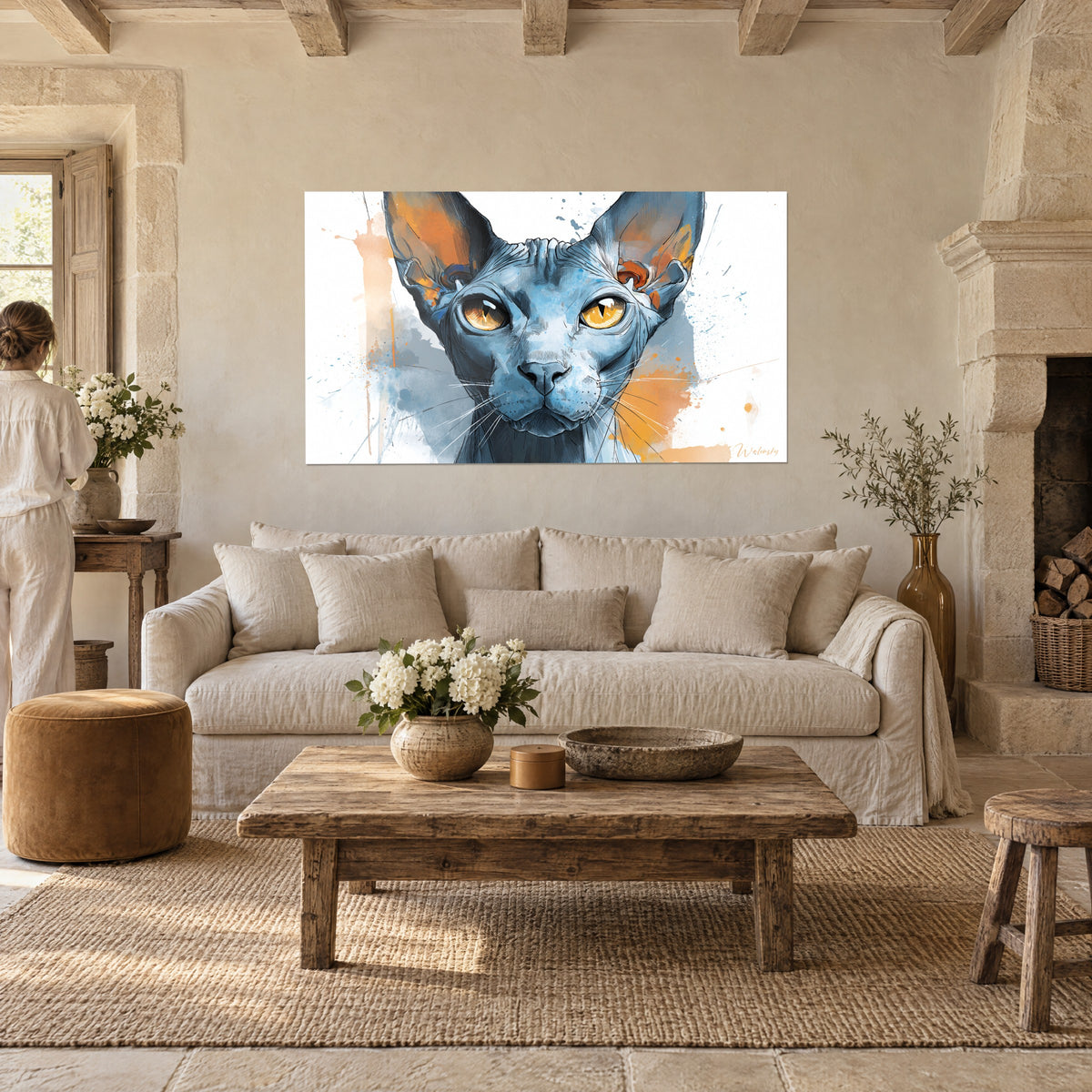 Cuadro gato esfinge de ojos ámbar y pelaje gris azulado, salpicaduras naranjas, encima de un sofá en un salón luminoso