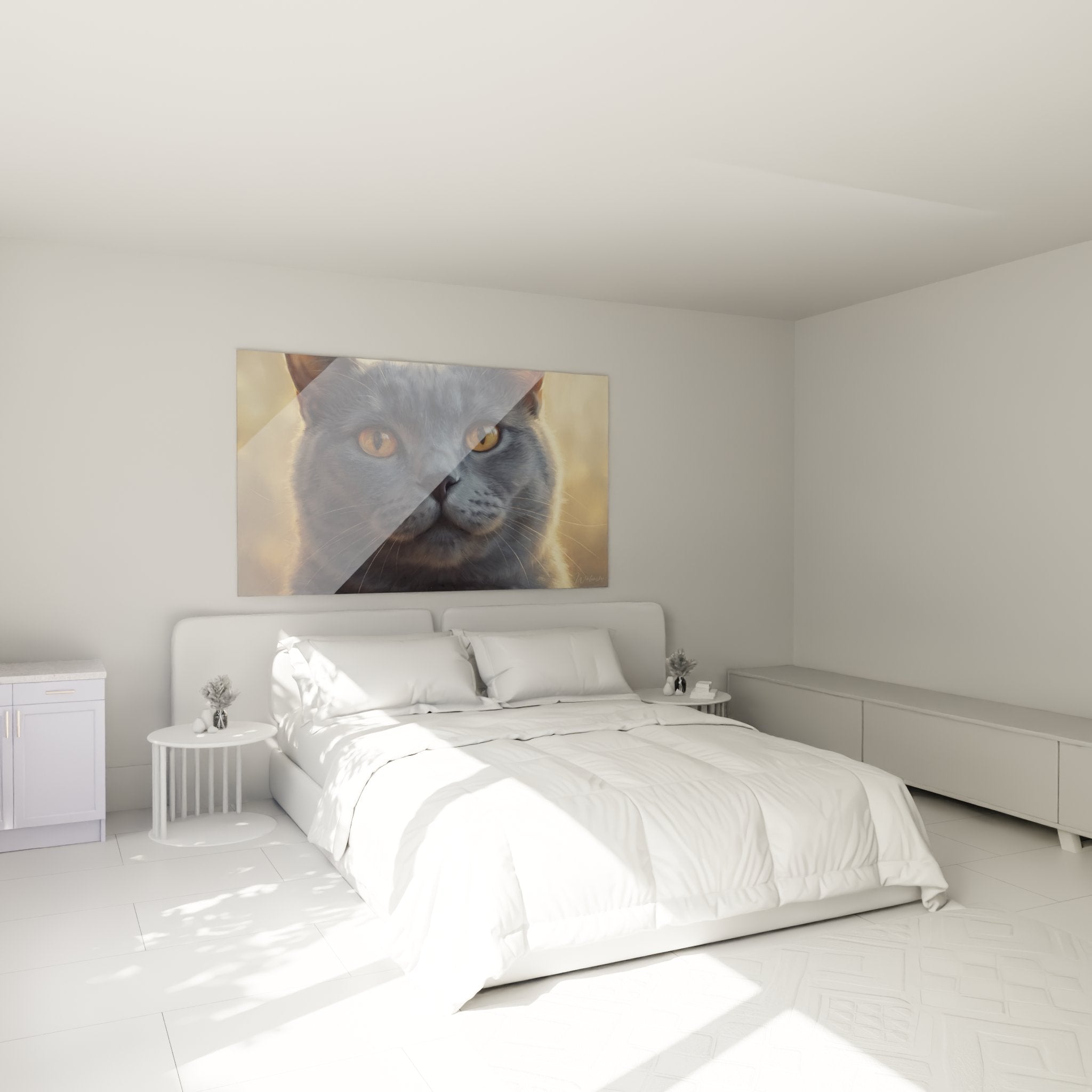 Tableau chat Chartreux regard doré accroché dans une chambre moderne, décoration murale féline élégante
