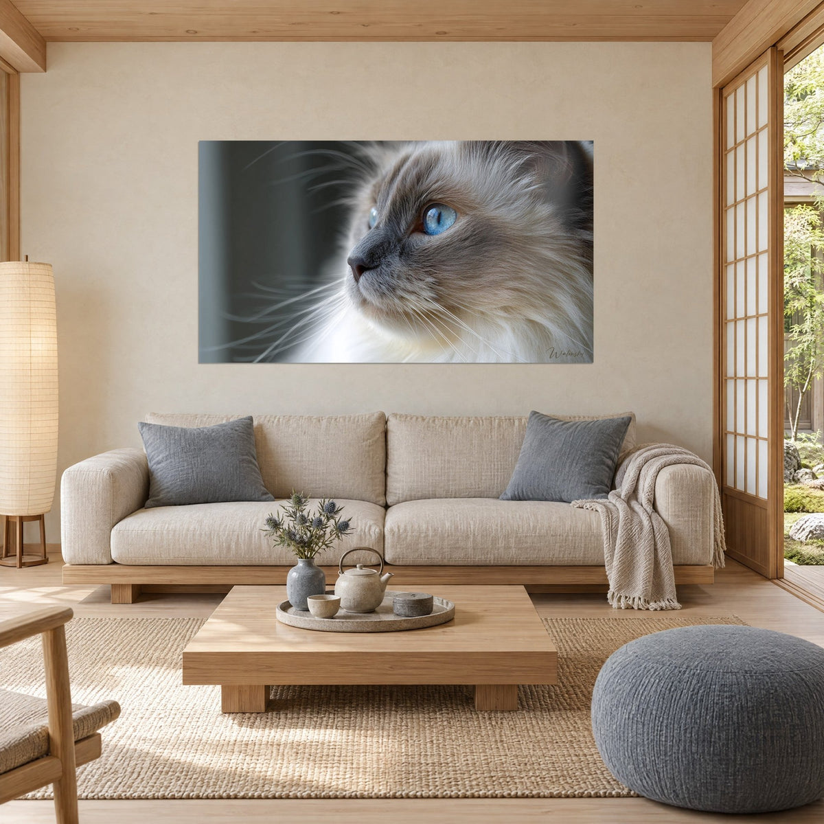 Gemälde einer Birmakatze mit himmelblauem Blick, cremefarbenes und perlgraues Fell, über einem Sofa in einem hellen Wohnzimmer