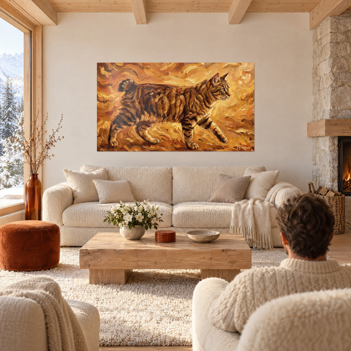 Tableau chat tigré en marche, pelage rayé brun et ocre, fond de coups de pinceau dorés, au-dessus d'un canapé dans un salon lumineux