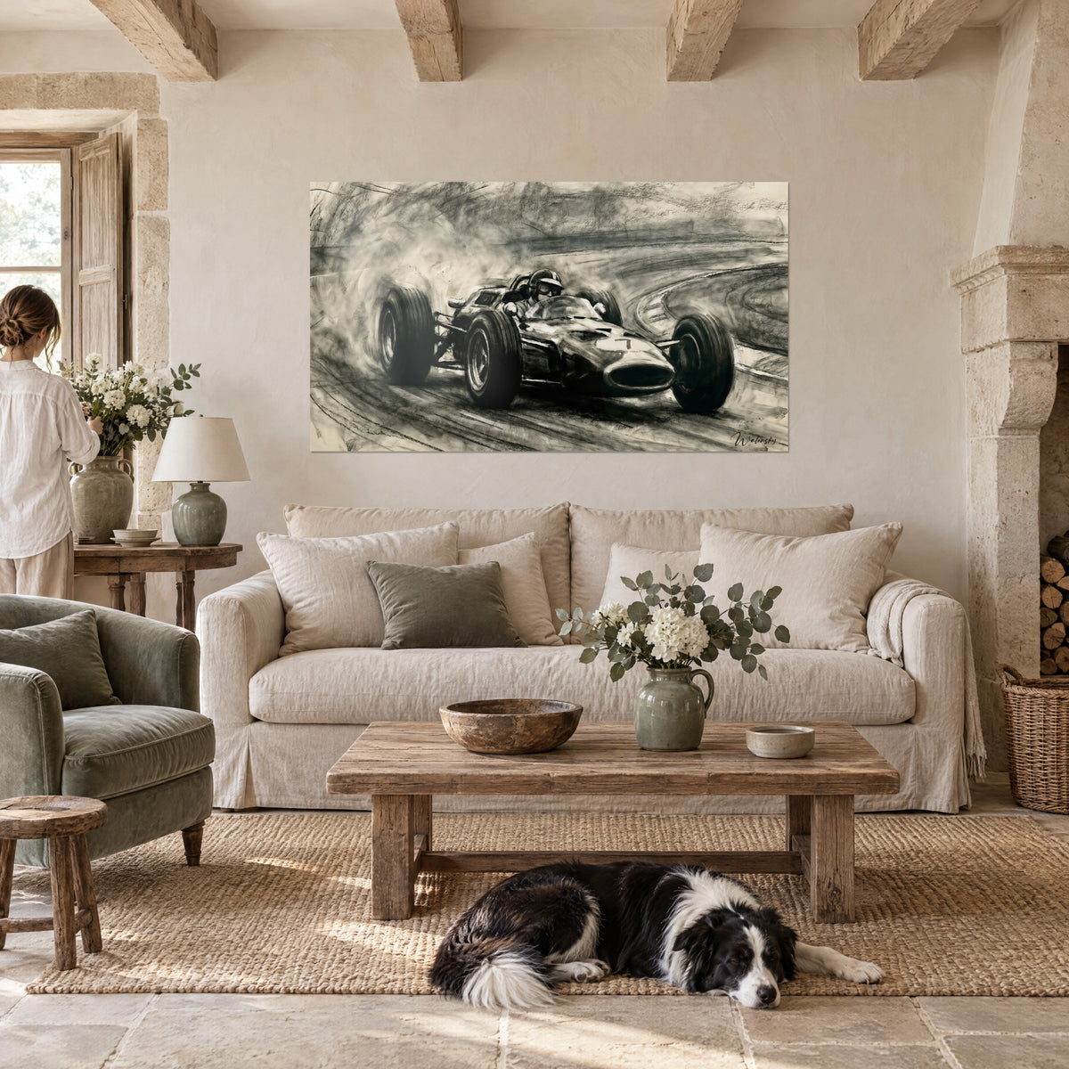 Gemälde Monoposto-Rennwagen in Kohle, der durch eine graue Staubwolke vor cremefarbenem Hintergrund rast, über einem Sofa in einem hellen Wohnzimmer
