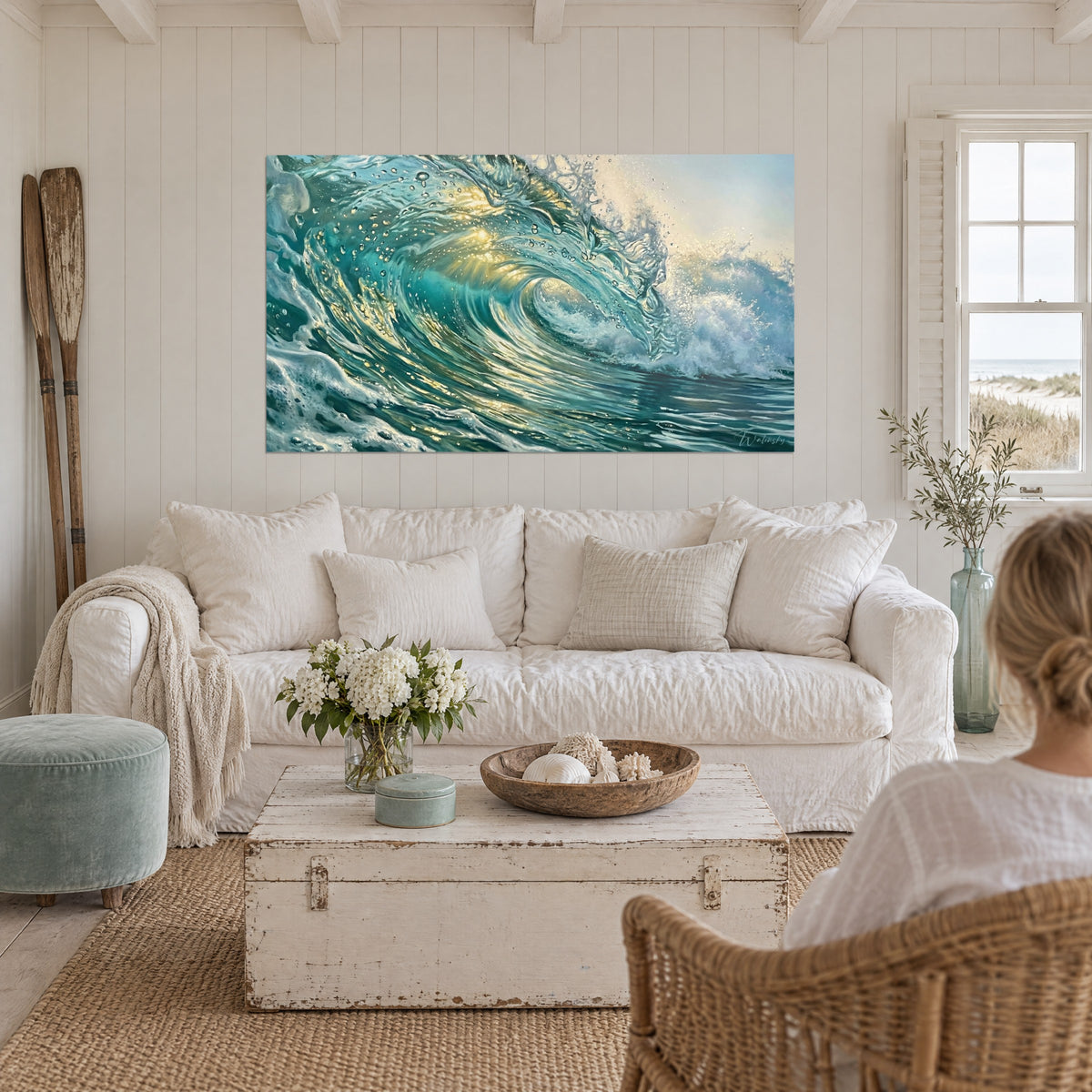 Gemälde Welle in Türkis als Rolle, silbrige Gischt und goldene Lichtreflexe, über einem Sofa in einem hellen Wohnzimmer