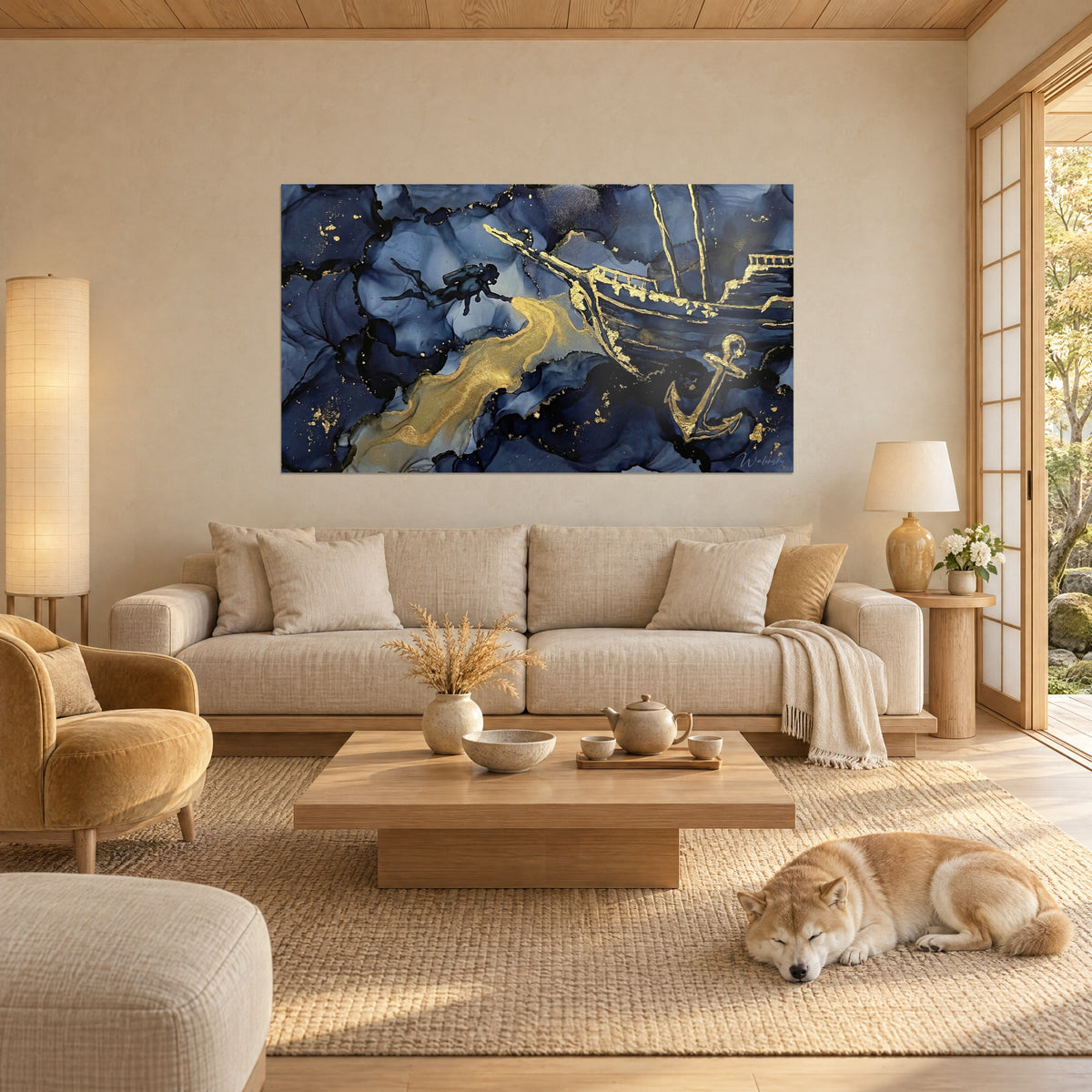 Gemälde eines Tauchers unter Wasser vor einer goldenen Galeone, Tinte in Mitternachtsblau und Gold, liegender Shiba über einem Sofa in einem hellen Wohnzimmer
