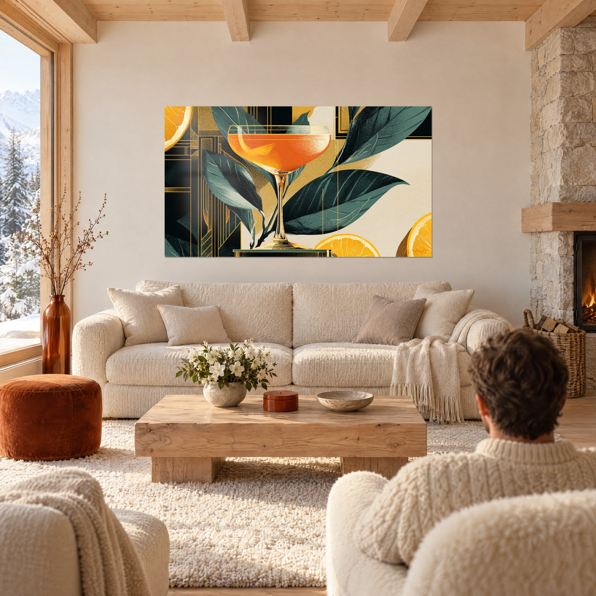 Gemälde Cocktailschale in Orange auf tannengrünen Blättern und geometrischen Goldverzierungen, Mann von hinten über einem Sofa in einem hellen Wohnzimmer