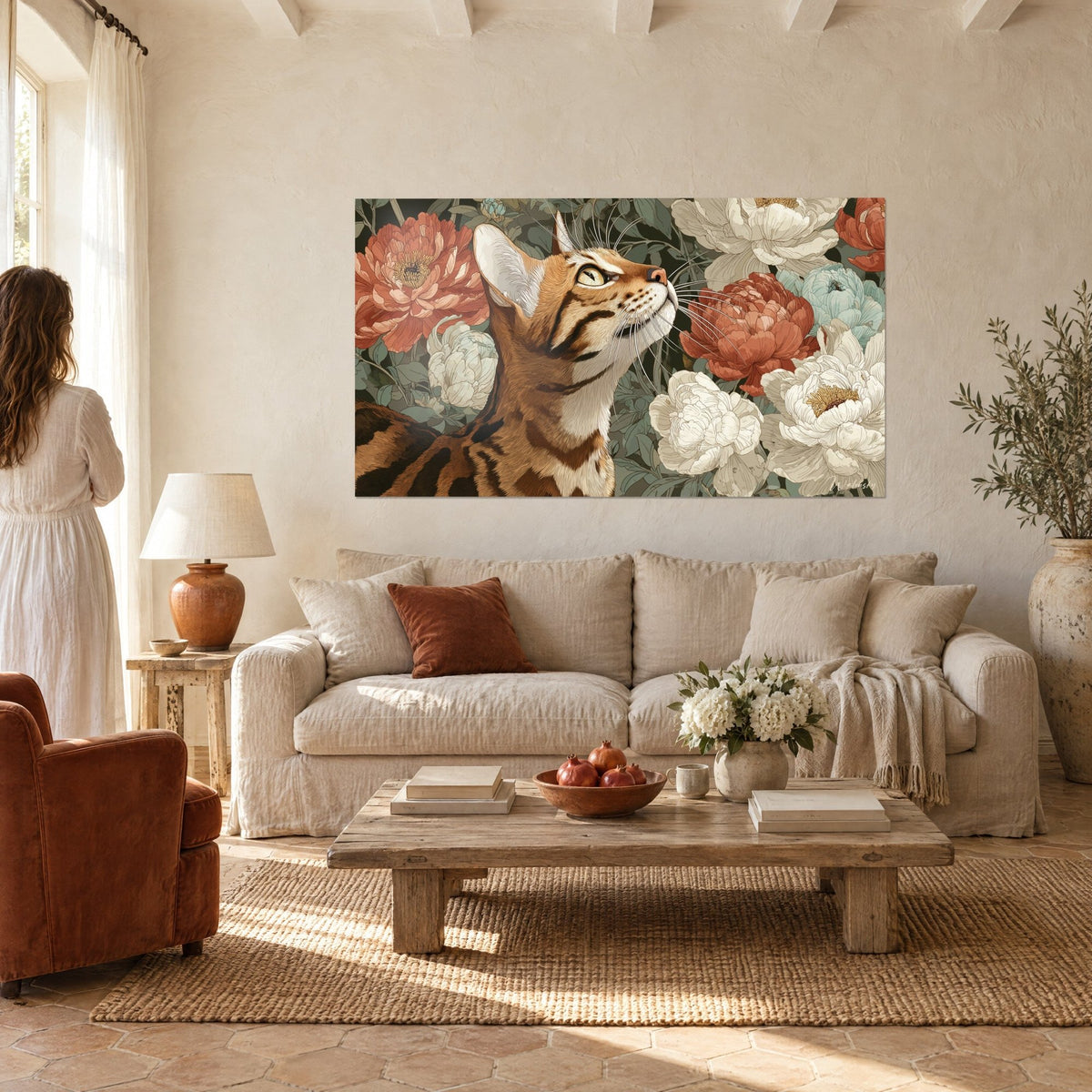 Tableau chat Toyger au pelage tigré roux, museau levé parmi pivoines corail et blanches, au-dessus d'un canapé dans un salon lumineux