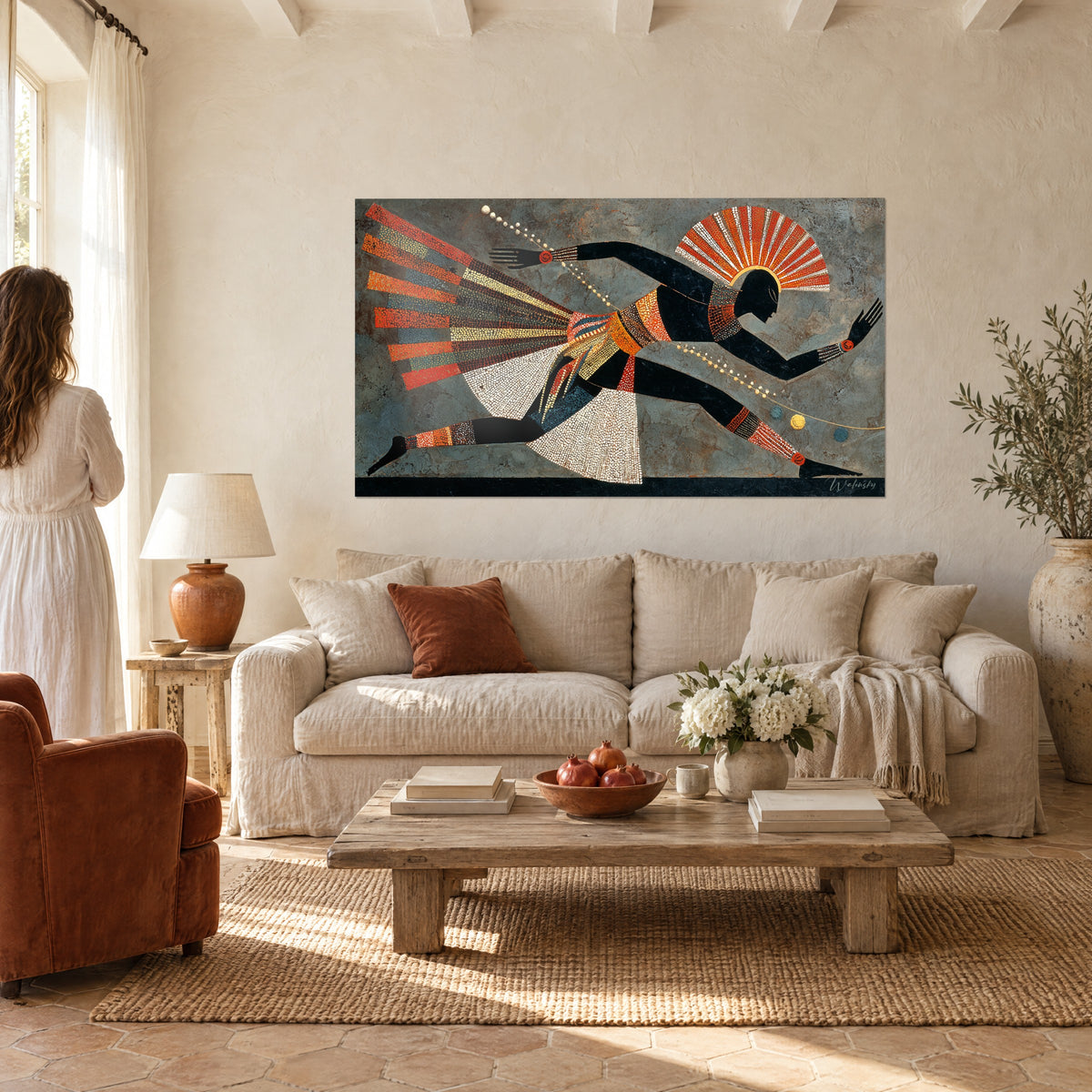 Gemälde eines springenden Tänzers im Profil, orangefarbener Fächer und weißer Tüll mit Punkten auf grauem Grund, über einem Sofa in einem hellen Wohnzimmer