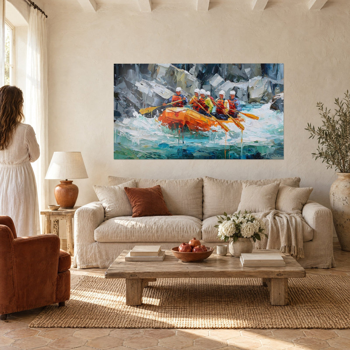 Gemälde Schlauchboot in Orange, das durch türkisfarbene Stromschnellen rauscht, graue Felsen wie Klingen, über einem Sofa in einem hellen Wohnzimmer