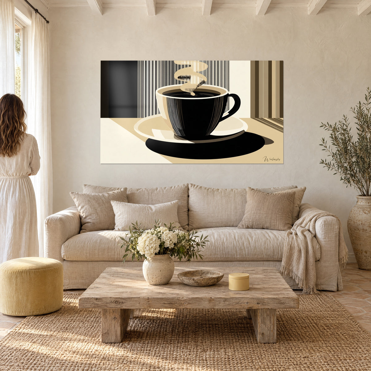 Tableau tasse noire fumante sur soucoupe crème, fond rayé beige et ébène, femme de dos, au-dessus d'un canapé dans un salon lumineux