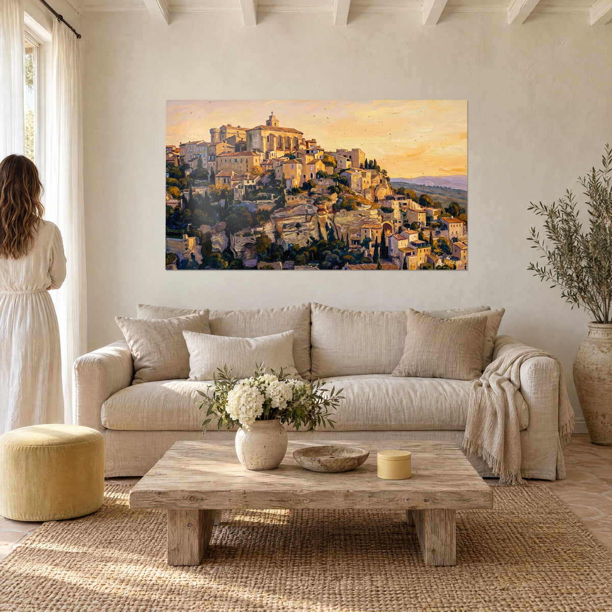 Gemälde Dorf Gordes auf dem Hügel in Öl, ocker und orangefarben, Paar von hinten, über einem Sofa in einem hellen Wohnzimmer